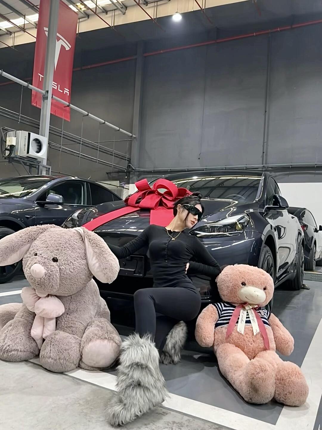 昆明00后女生的第一个大玩具 请不要打击我 #特斯拉 #特斯拉modely #特斯拉model3 #人生第一辆车 #适合年轻人的第一辆车 #提车 #年轻人购车 #适合女孩子的车  #大玩具 @奥特曼爱吃冰淇淋