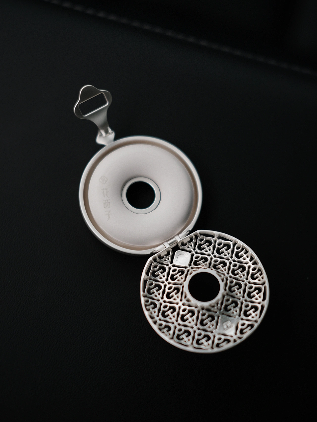 🤍TESLA｜花西子车载香薰「平安扣·扣平安」 –
平安扣
寓意平安吉祥
开车时看着它
心情都平静了
–
花西子平安扣车载香氛
平安扣造型
温润如玉的质感
和特斯拉的极简风正好搭配
不仅是车载香薰
还是一个很美的装饰品
柑橘木质香
均匀散发车内每个角落
淡淡的不会担心好会晕香
清新与温暖完美邂逅
优雅｜沉稳｜放松
	
#特斯拉
#特斯拉女车主
#特斯拉modely
#车载香薰
#花西子
#花西子平安扣
#花西子车载香氛
#车载香氛
#车载香薰
#车载好物推荐 @张张在生活