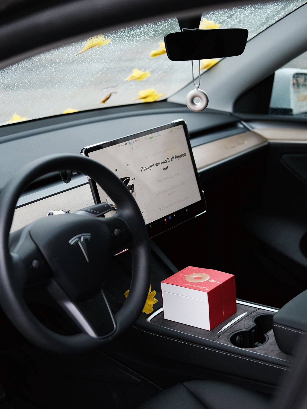 🤍TESLA｜花西子车载香薰「平安扣·扣平安」 –
平安扣
寓意平安吉祥
开车时看着它
心情都平静了
–
花西子平安扣车载香氛
平安扣造型
温润如玉的质感
和特斯拉的极简风正好搭配
不仅是车载香薰
还是一个很美的装饰品
柑橘木质香
均匀散发车内每个角落
淡淡的不会担心好会晕香
清新与温暖完美邂逅
优雅｜沉稳｜放松
	
#特斯拉
#特斯拉女车主
#特斯拉modely
#车载香薰
#花西子
#花西子平安扣
#花西子车载香氛
#车载香氛
#车载香薰
#车载好物推荐 @张张在生活