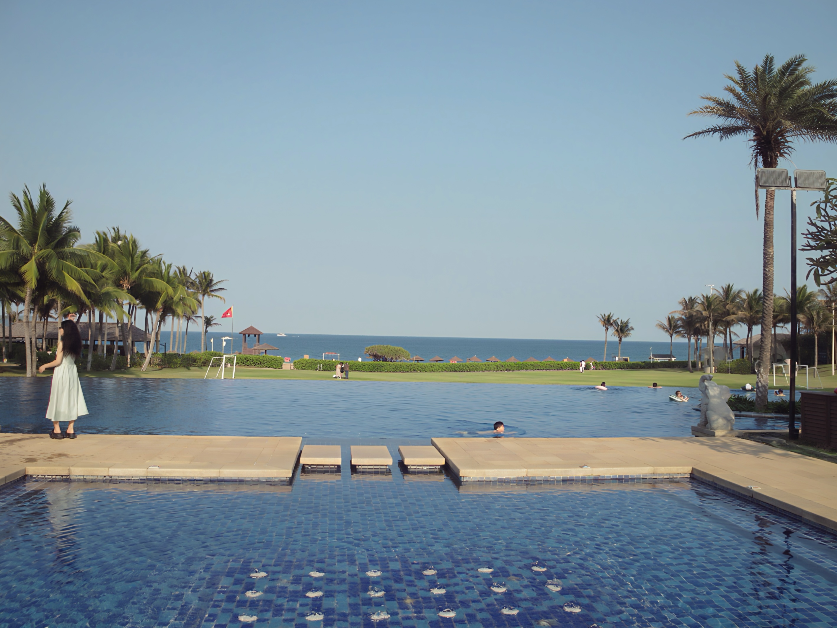 不在清迈🌴在三亚 喜欢好天气🥥
	
#日系 #短发 #来拍照了 #惬意海岛生活 #海边度假 #拍照姿势
#海边拍照 #松弛感 @春春