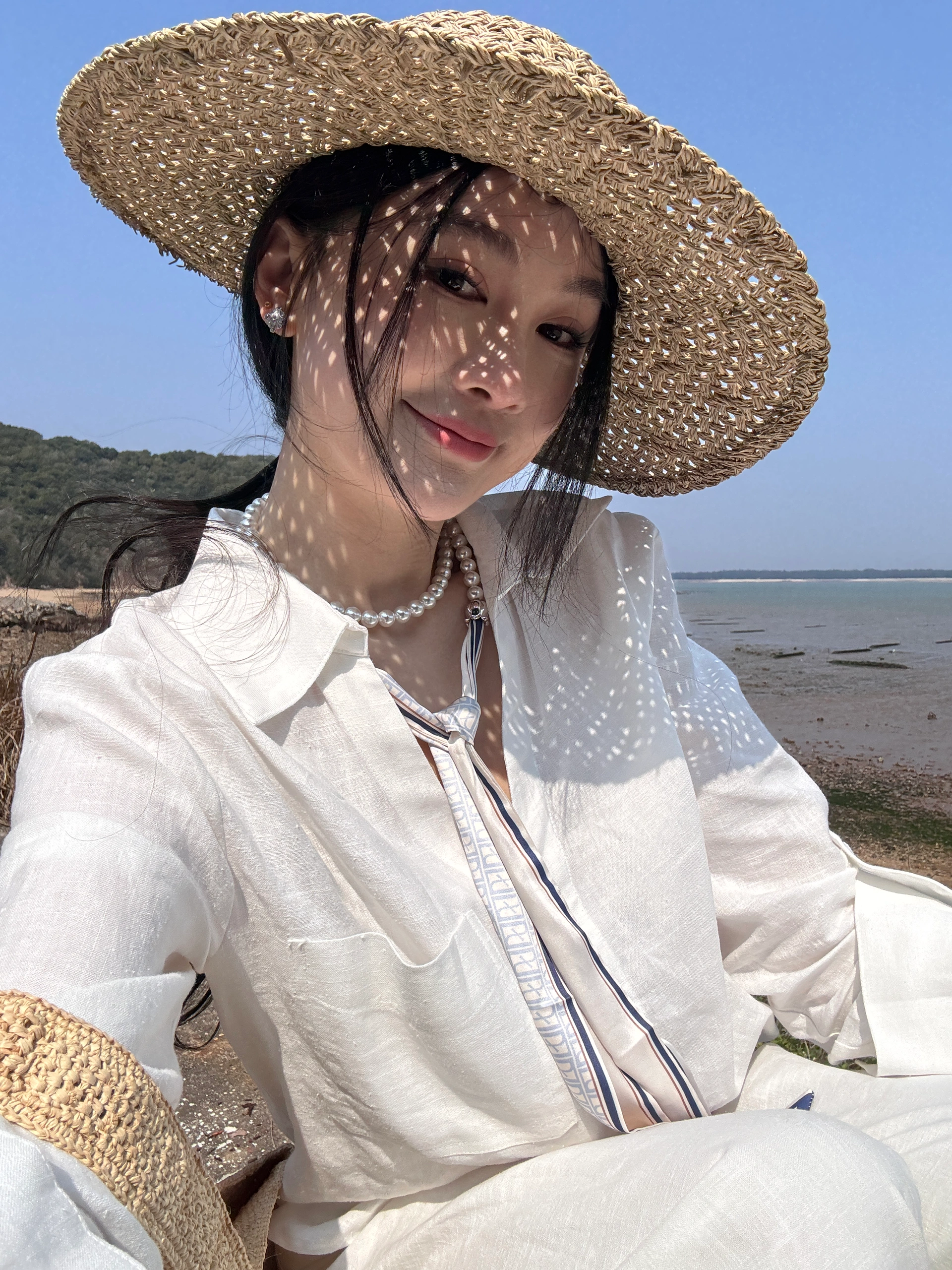 今日天气好☀️ 宜海边走走🌊 看过这么多海还是觉得三亚的海更有魅力
真的还想再去一次三亚🌊
和其他地方海不一样 三亚的海更浪漫一点💕
而且真的很美📸拍照也很出片
三亚不仅海美，还有好多好吃的✅
特别喜欢海棠湾林姐香味海鲜的青椒蟹🦀秘制的青椒酱拌饭拌面都很好吃，还有她家的椒盐皮皮虾🦞椒盐入味，还贴心的帮你剥好壳！还有琼乡阁·海南私房菜，本地菜吃这家准没错👏🏻菠萝蜜烤文昌鸡、簸箕饭苾点！当然还有清补凉、海南粉、糟粕醋这种当地特色美食也很赞👍
🙋🏻‍♀️下次去三亚还要打卡
#三亚#三亚美食#三亚海边#三亚旅游攻略#三亚攻略#三亚旅行#三亚旅游#海边拍照#穿搭#开春穿搭#今天穿什么#文艺感#明媚#EGEM意境 @梅梅梅梅了呀