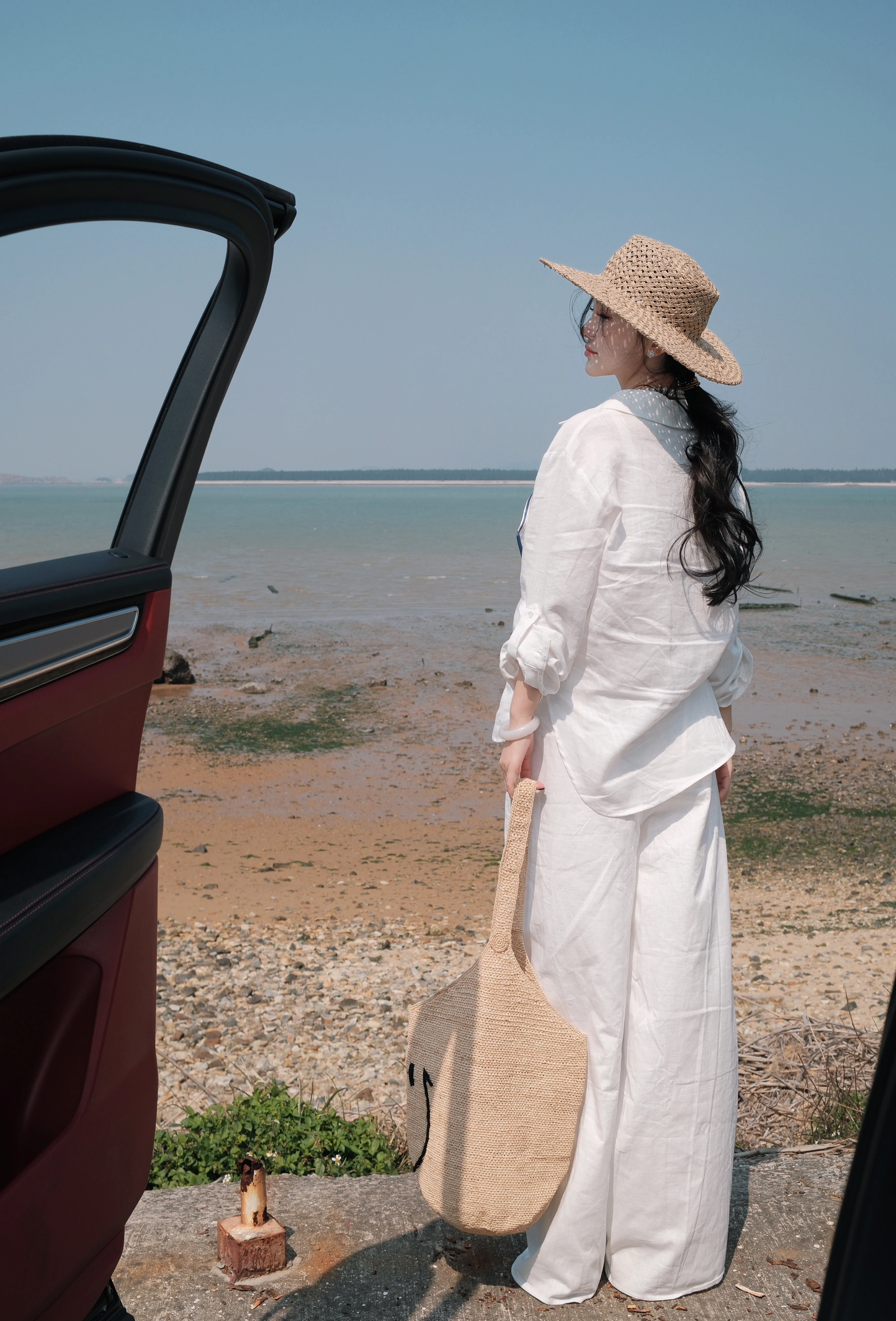 今日天气好☀️ 宜海边走走🌊 看过这么多海还是觉得三亚的海更有魅力
真的还想再去一次三亚🌊
和其他地方海不一样 三亚的海更浪漫一点💕
而且真的很美📸拍照也很出片
三亚不仅海美，还有好多好吃的✅
特别喜欢海棠湾林姐香味海鲜的青椒蟹🦀秘制的青椒酱拌饭拌面都很好吃，还有她家的椒盐皮皮虾🦞椒盐入味，还贴心的帮你剥好壳！还有琼乡阁·海南私房菜，本地菜吃这家准没错👏🏻菠萝蜜烤文昌鸡、簸箕饭苾点！当然还有清补凉、海南粉、糟粕醋这种当地特色美食也很赞👍
🙋🏻‍♀️下次去三亚还要打卡
#三亚#三亚美食#三亚海边#三亚旅游攻略#三亚攻略#三亚旅行#三亚旅游#海边拍照#穿搭#开春穿搭#今天穿什么#文艺感#明媚#EGEM意境 @梅梅梅梅了呀