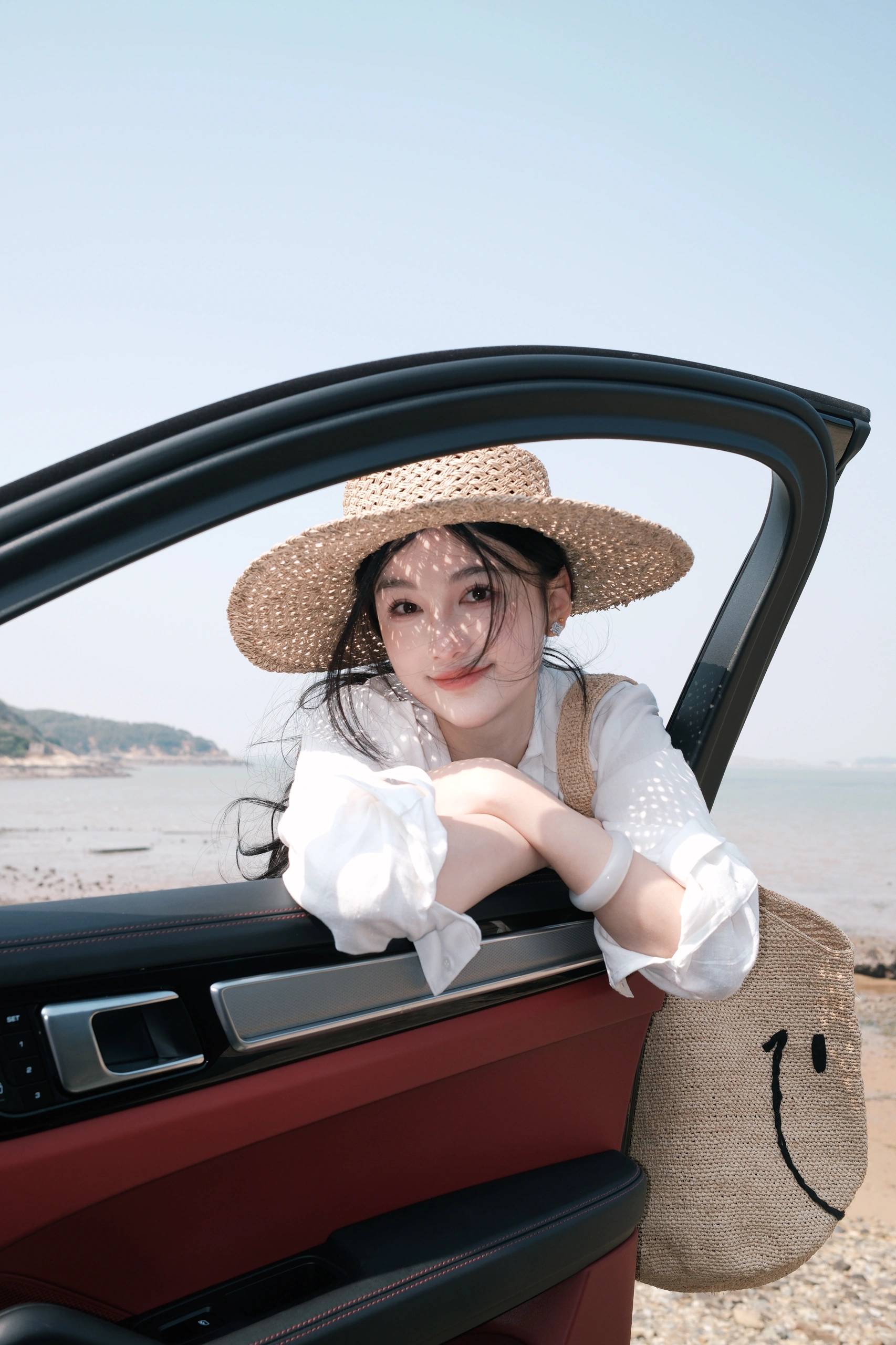 今日天气好☀️ 宜海边走走🌊 看过这么多海还是觉得三亚的海更有魅力
真的还想再去一次三亚🌊
和其他地方海不一样 三亚的海更浪漫一点💕
而且真的很美📸拍照也很出片
三亚不仅海美，还有好多好吃的✅
特别喜欢海棠湾林姐香味海鲜的青椒蟹🦀秘制的青椒酱拌饭拌面都很好吃，还有她家的椒盐皮皮虾🦞椒盐入味，还贴心的帮你剥好壳！还有琼乡阁·海南私房菜，本地菜吃这家准没错👏🏻菠萝蜜烤文昌鸡、簸箕饭苾点！当然还有清补凉、海南粉、糟粕醋这种当地特色美食也很赞👍
🙋🏻‍♀️下次去三亚还要打卡
#三亚#三亚美食#三亚海边#三亚旅游攻略#三亚攻略#三亚旅行#三亚旅游#海边拍照#穿搭#开春穿搭#今天穿什么#文艺感#明媚#EGEM意境 @梅梅梅梅了呀