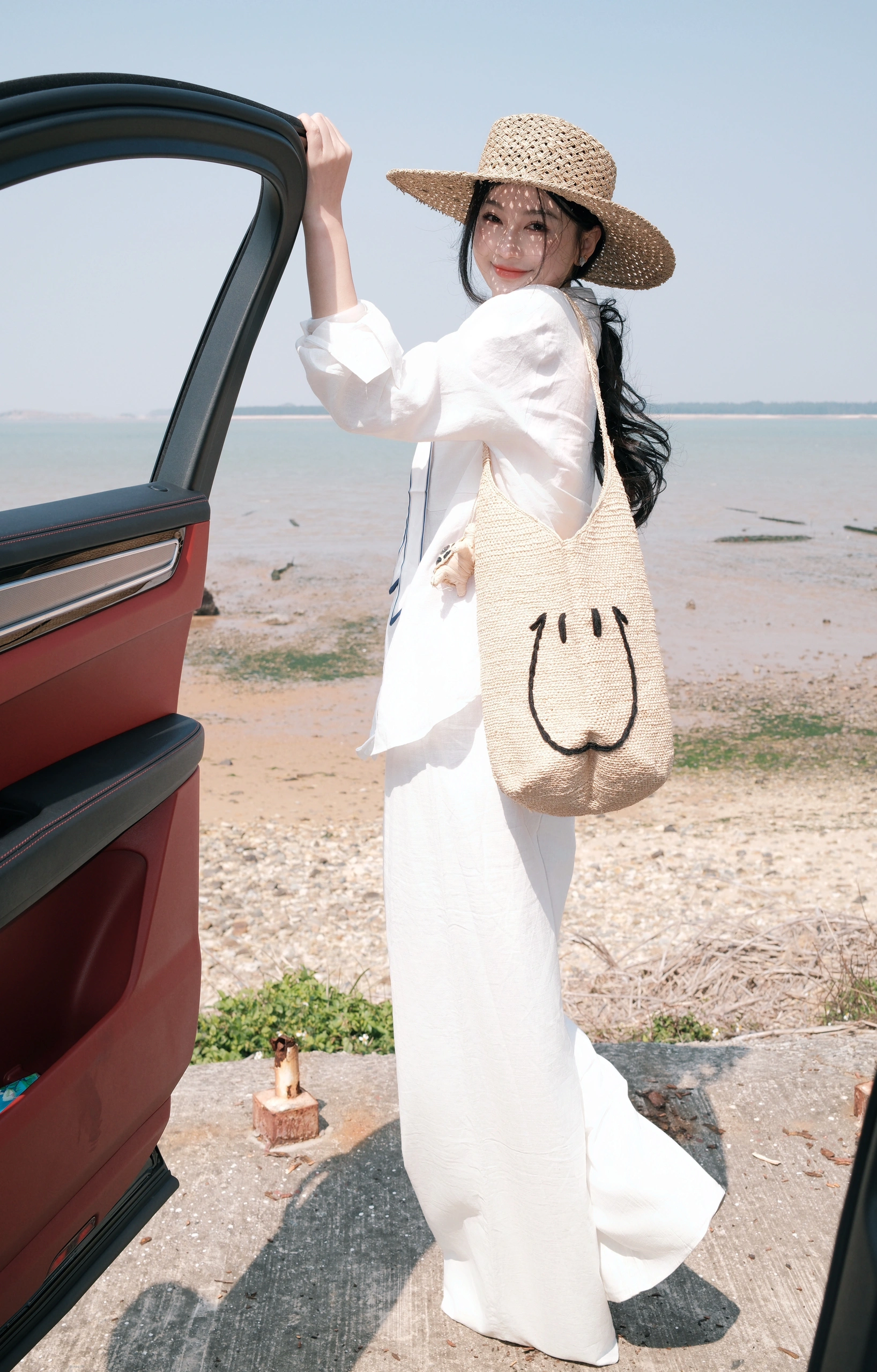 今日天气好☀️ 宜海边走走🌊 看过这么多海还是觉得三亚的海更有魅力
真的还想再去一次三亚🌊
和其他地方海不一样 三亚的海更浪漫一点💕
而且真的很美📸拍照也很出片
三亚不仅海美，还有好多好吃的✅
特别喜欢海棠湾林姐香味海鲜的青椒蟹🦀秘制的青椒酱拌饭拌面都很好吃，还有她家的椒盐皮皮虾🦞椒盐入味，还贴心的帮你剥好壳！还有琼乡阁·海南私房菜，本地菜吃这家准没错👏🏻菠萝蜜烤文昌鸡、簸箕饭苾点！当然还有清补凉、海南粉、糟粕醋这种当地特色美食也很赞👍
🙋🏻‍♀️下次去三亚还要打卡
#三亚#三亚美食#三亚海边#三亚旅游攻略#三亚攻略#三亚旅行#三亚旅游#海边拍照#穿搭#开春穿搭#今天穿什么#文艺感#明媚#EGEM意境 @梅梅梅梅了呀