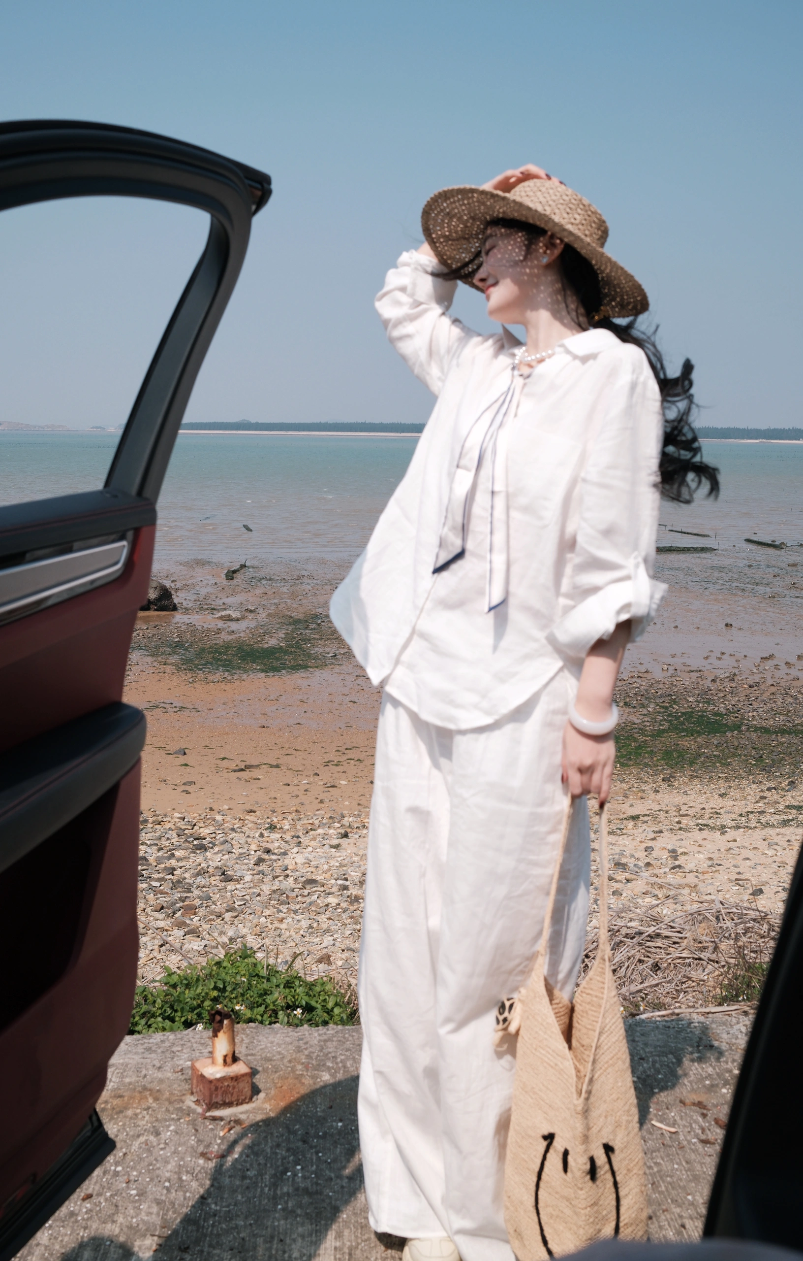 今日天气好☀️ 宜海边走走🌊 看过这么多海还是觉得三亚的海更有魅力
真的还想再去一次三亚🌊
和其他地方海不一样 三亚的海更浪漫一点💕
而且真的很美📸拍照也很出片
三亚不仅海美，还有好多好吃的✅
特别喜欢海棠湾林姐香味海鲜的青椒蟹🦀秘制的青椒酱拌饭拌面都很好吃，还有她家的椒盐皮皮虾🦞椒盐入味，还贴心的帮你剥好壳！还有琼乡阁·海南私房菜，本地菜吃这家准没错👏🏻菠萝蜜烤文昌鸡、簸箕饭苾点！当然还有清补凉、海南粉、糟粕醋这种当地特色美食也很赞👍
🙋🏻‍♀️下次去三亚还要打卡
#三亚#三亚美食#三亚海边#三亚旅游攻略#三亚攻略#三亚旅行#三亚旅游#海边拍照#穿搭#开春穿搭#今天穿什么#文艺感#明媚#EGEM意境 @梅梅梅梅了呀