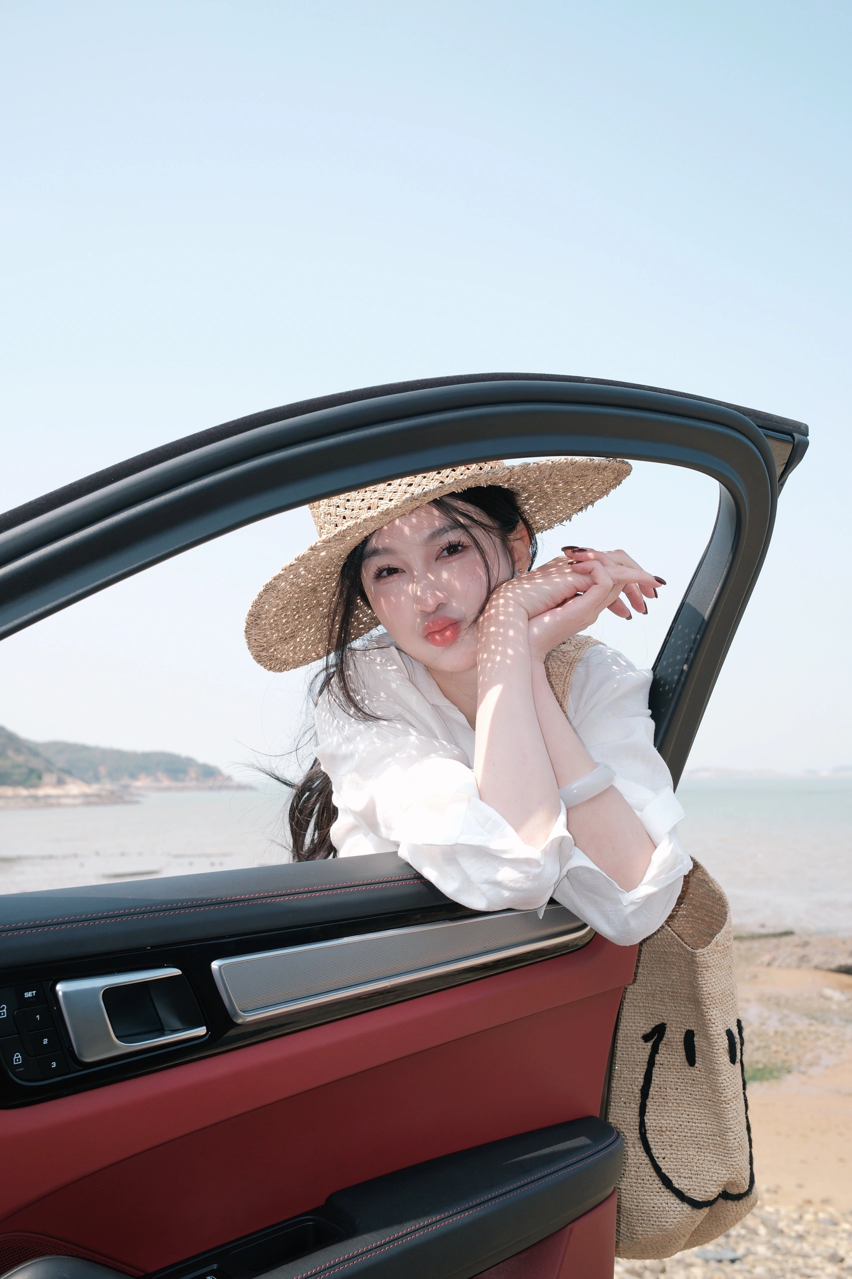 今日天气好☀️ 宜海边走走🌊 看过这么多海还是觉得三亚的海更有魅力
真的还想再去一次三亚🌊
和其他地方海不一样 三亚的海更浪漫一点💕
而且真的很美📸拍照也很出片
三亚不仅海美，还有好多好吃的✅
特别喜欢海棠湾林姐香味海鲜的青椒蟹🦀秘制的青椒酱拌饭拌面都很好吃，还有她家的椒盐皮皮虾🦞椒盐入味，还贴心的帮你剥好壳！还有琼乡阁·海南私房菜，本地菜吃这家准没错👏🏻菠萝蜜烤文昌鸡、簸箕饭苾点！当然还有清补凉、海南粉、糟粕醋这种当地特色美食也很赞👍
🙋🏻‍♀️下次去三亚还要打卡
#三亚#三亚美食#三亚海边#三亚旅游攻略#三亚攻略#三亚旅行#三亚旅游#海边拍照#穿搭#开春穿搭#今天穿什么#文艺感#明媚#EGEM意境 @梅梅梅梅了呀