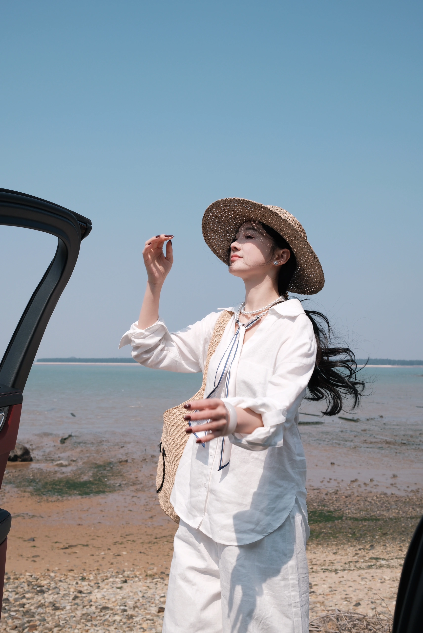 今日天气好☀️ 宜海边走走🌊 看过这么多海还是觉得三亚的海更有魅力
真的还想再去一次三亚🌊
和其他地方海不一样 三亚的海更浪漫一点💕
而且真的很美📸拍照也很出片
三亚不仅海美，还有好多好吃的✅
特别喜欢海棠湾林姐香味海鲜的青椒蟹🦀秘制的青椒酱拌饭拌面都很好吃，还有她家的椒盐皮皮虾🦞椒盐入味，还贴心的帮你剥好壳！还有琼乡阁·海南私房菜，本地菜吃这家准没错👏🏻菠萝蜜烤文昌鸡、簸箕饭苾点！当然还有清补凉、海南粉、糟粕醋这种当地特色美食也很赞👍
🙋🏻‍♀️下次去三亚还要打卡
#三亚#三亚美食#三亚海边#三亚旅游攻略#三亚攻略#三亚旅行#三亚旅游#海边拍照#穿搭#开春穿搭#今天穿什么#文艺感#明媚#EGEM意境 @梅梅梅梅了呀