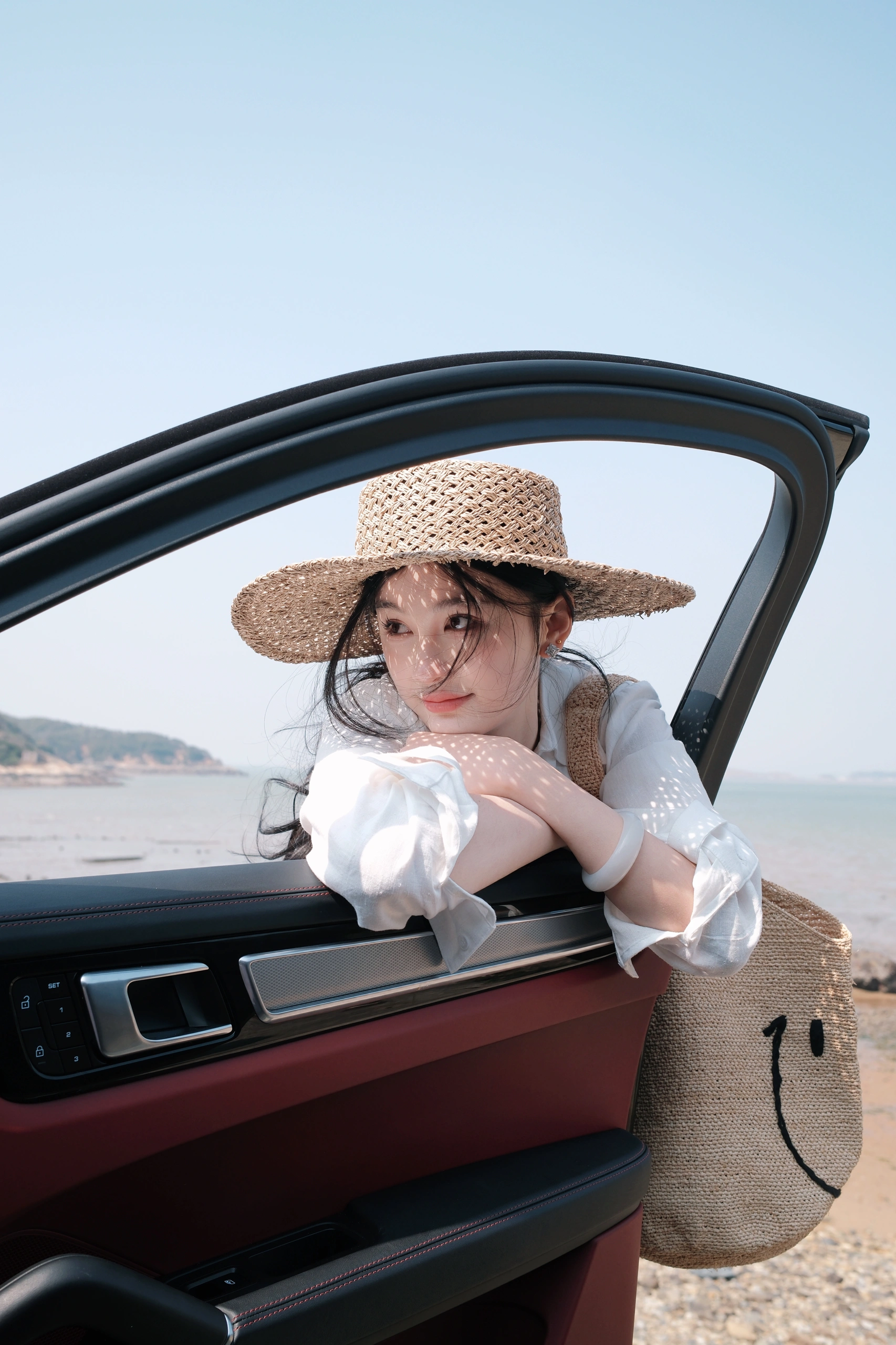 今日天气好☀️ 宜海边走走🌊 看过这么多海还是觉得三亚的海更有魅力
真的还想再去一次三亚🌊
和其他地方海不一样 三亚的海更浪漫一点💕
而且真的很美📸拍照也很出片
三亚不仅海美，还有好多好吃的✅
特别喜欢海棠湾林姐香味海鲜的青椒蟹🦀秘制的青椒酱拌饭拌面都很好吃，还有她家的椒盐皮皮虾🦞椒盐入味，还贴心的帮你剥好壳！还有琼乡阁·海南私房菜，本地菜吃这家准没错👏🏻菠萝蜜烤文昌鸡、簸箕饭苾点！当然还有清补凉、海南粉、糟粕醋这种当地特色美食也很赞👍
🙋🏻‍♀️下次去三亚还要打卡
#三亚#三亚美食#三亚海边#三亚旅游攻略#三亚攻略#三亚旅行#三亚旅游#海边拍照#穿搭#开春穿搭#今天穿什么#文艺感#明媚#EGEM意境 @梅梅梅梅了呀