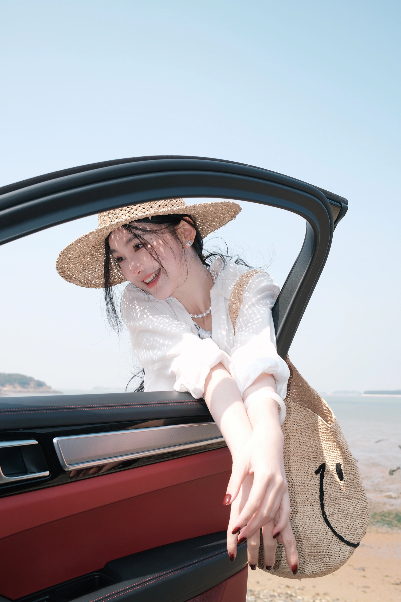 今日天气好☀️ 宜海边走走🌊 看过这么多海还是觉得三亚的海更有魅力
真的还想再去一次三亚🌊
和其他地方海不一样 三亚的海更浪漫一点💕
而且真的很美📸拍照也很出片
三亚不仅海美，还有好多好吃的✅
特别喜欢海棠湾林姐香味海鲜的青椒蟹🦀秘制的青椒酱拌饭拌面都很好吃，还有她家的椒盐皮皮虾🦞椒盐入味，还贴心的帮你剥好壳！还有琼乡阁·海南私房菜，本地菜吃这家准没错👏🏻菠萝蜜烤文昌鸡、簸箕饭苾点！当然还有清补凉、海南粉、糟粕醋这种当地特色美食也很赞👍
🙋🏻‍♀️下次去三亚还要打卡
#三亚#三亚美食#三亚海边#三亚旅游攻略#三亚攻略#三亚旅行#三亚旅游#海边拍照#穿搭#开春穿搭#今天穿什么#文艺感#明媚#EGEM意境 @梅梅梅梅了呀