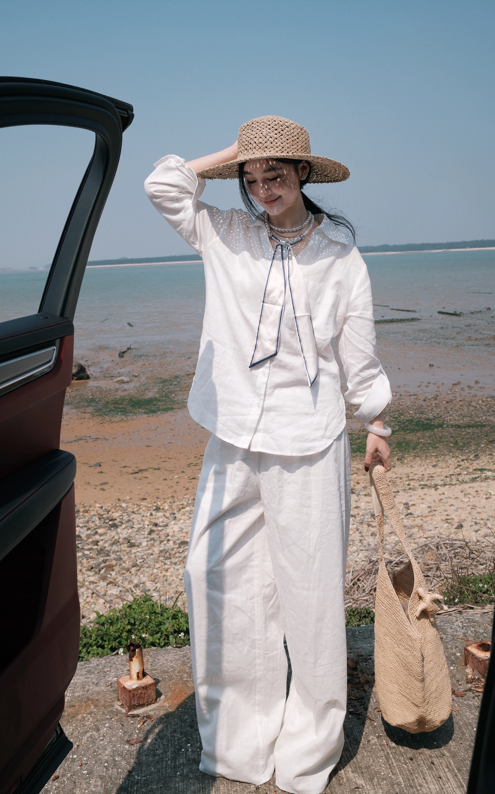 今日天气好☀️ 宜海边走走🌊 看过这么多海还是觉得三亚的海更有魅力
真的还想再去一次三亚🌊
和其他地方海不一样 三亚的海更浪漫一点💕
而且真的很美📸拍照也很出片
三亚不仅海美，还有好多好吃的✅
特别喜欢海棠湾林姐香味海鲜的青椒蟹🦀秘制的青椒酱拌饭拌面都很好吃，还有她家的椒盐皮皮虾🦞椒盐入味，还贴心的帮你剥好壳！还有琼乡阁·海南私房菜，本地菜吃这家准没错👏🏻菠萝蜜烤文昌鸡、簸箕饭苾点！当然还有清补凉、海南粉、糟粕醋这种当地特色美食也很赞👍
🙋🏻‍♀️下次去三亚还要打卡
#三亚#三亚美食#三亚海边#三亚旅游攻略#三亚攻略#三亚旅行#三亚旅游#海边拍照#穿搭#开春穿搭#今天穿什么#文艺感#明媚#EGEM意境 @梅梅梅梅了呀