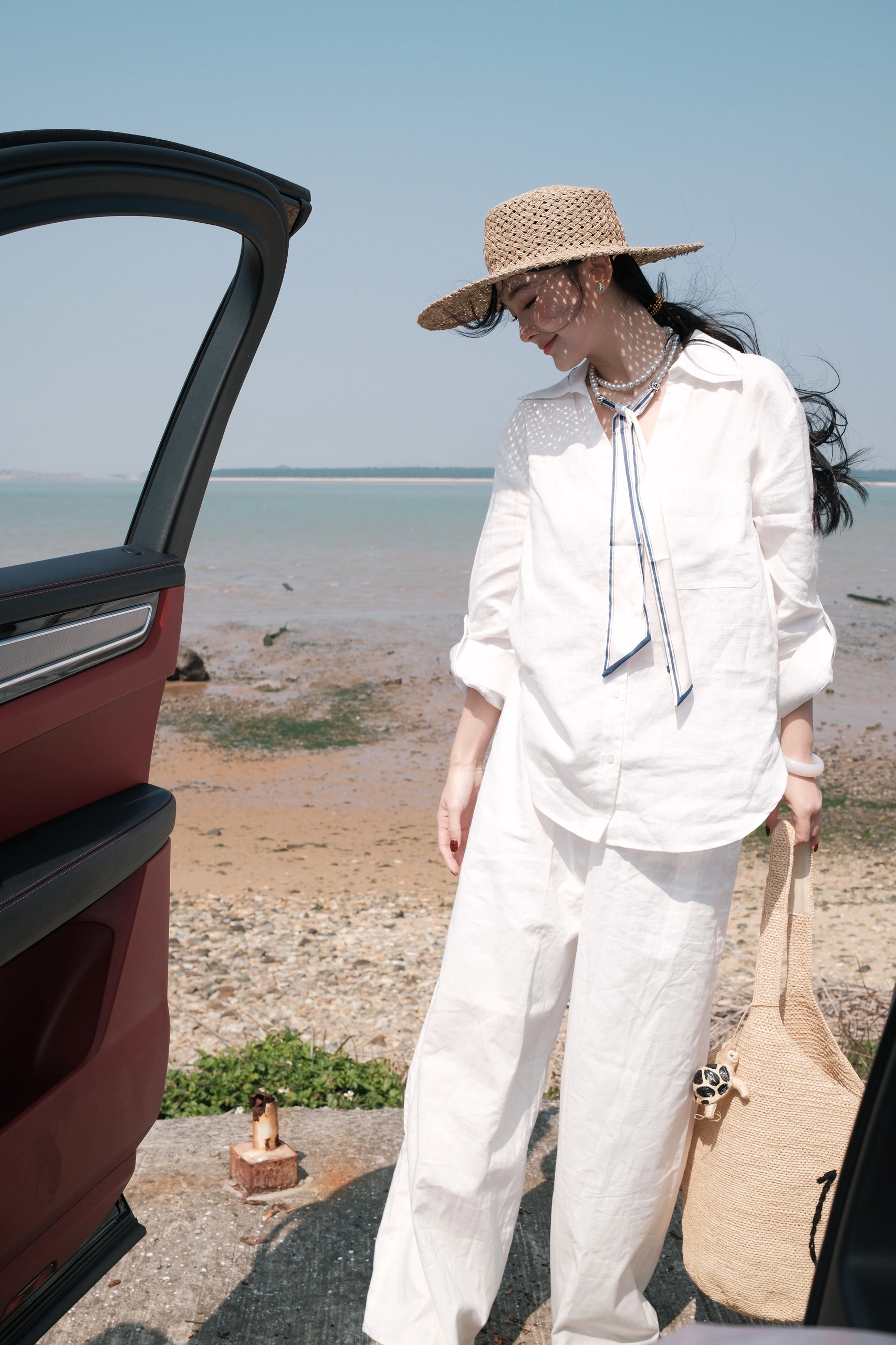 今日天气好☀️ 宜海边走走🌊 看过这么多海还是觉得三亚的海更有魅力
真的还想再去一次三亚🌊
和其他地方海不一样 三亚的海更浪漫一点💕
而且真的很美📸拍照也很出片
三亚不仅海美，还有好多好吃的✅
特别喜欢海棠湾林姐香味海鲜的青椒蟹🦀秘制的青椒酱拌饭拌面都很好吃，还有她家的椒盐皮皮虾🦞椒盐入味，还贴心的帮你剥好壳！还有琼乡阁·海南私房菜，本地菜吃这家准没错👏🏻菠萝蜜烤文昌鸡、簸箕饭苾点！当然还有清补凉、海南粉、糟粕醋这种当地特色美食也很赞👍
🙋🏻‍♀️下次去三亚还要打卡
#三亚#三亚美食#三亚海边#三亚旅游攻略#三亚攻略#三亚旅行#三亚旅游#海边拍照#穿搭#开春穿搭#今天穿什么#文艺感#明媚#EGEM意境 @梅梅梅梅了呀