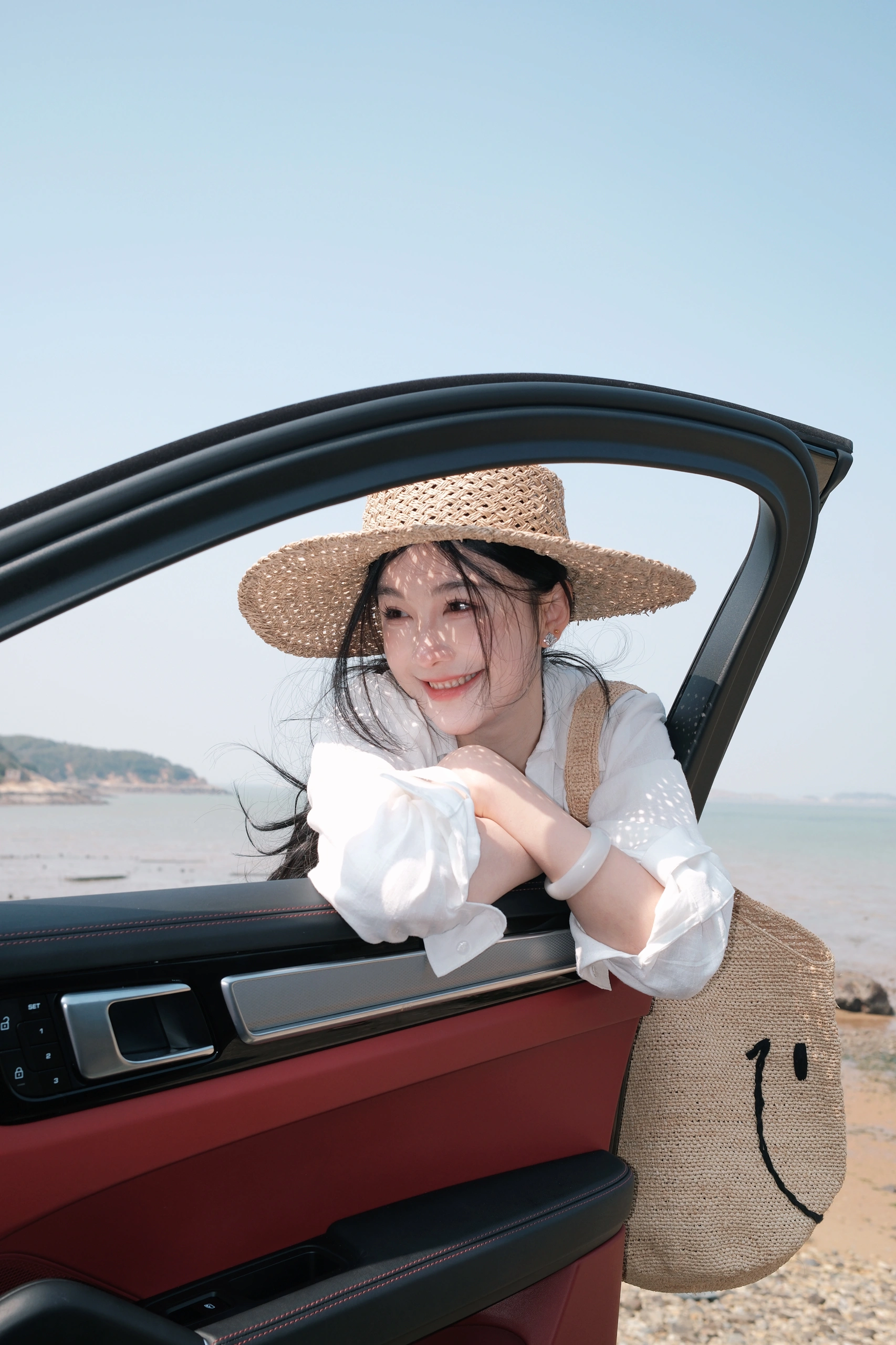 今日天气好☀️ 宜海边走走🌊 看过这么多海还是觉得三亚的海更有魅力
真的还想再去一次三亚🌊
和其他地方海不一样 三亚的海更浪漫一点💕
而且真的很美📸拍照也很出片
三亚不仅海美，还有好多好吃的✅
特别喜欢海棠湾林姐香味海鲜的青椒蟹🦀秘制的青椒酱拌饭拌面都很好吃，还有她家的椒盐皮皮虾🦞椒盐入味，还贴心的帮你剥好壳！还有琼乡阁·海南私房菜，本地菜吃这家准没错👏🏻菠萝蜜烤文昌鸡、簸箕饭苾点！当然还有清补凉、海南粉、糟粕醋这种当地特色美食也很赞👍
🙋🏻‍♀️下次去三亚还要打卡
#三亚#三亚美食#三亚海边#三亚旅游攻略#三亚攻略#三亚旅行#三亚旅游#海边拍照#穿搭#开春穿搭#今天穿什么#文艺感#明媚#EGEM意境 @梅梅梅梅了呀