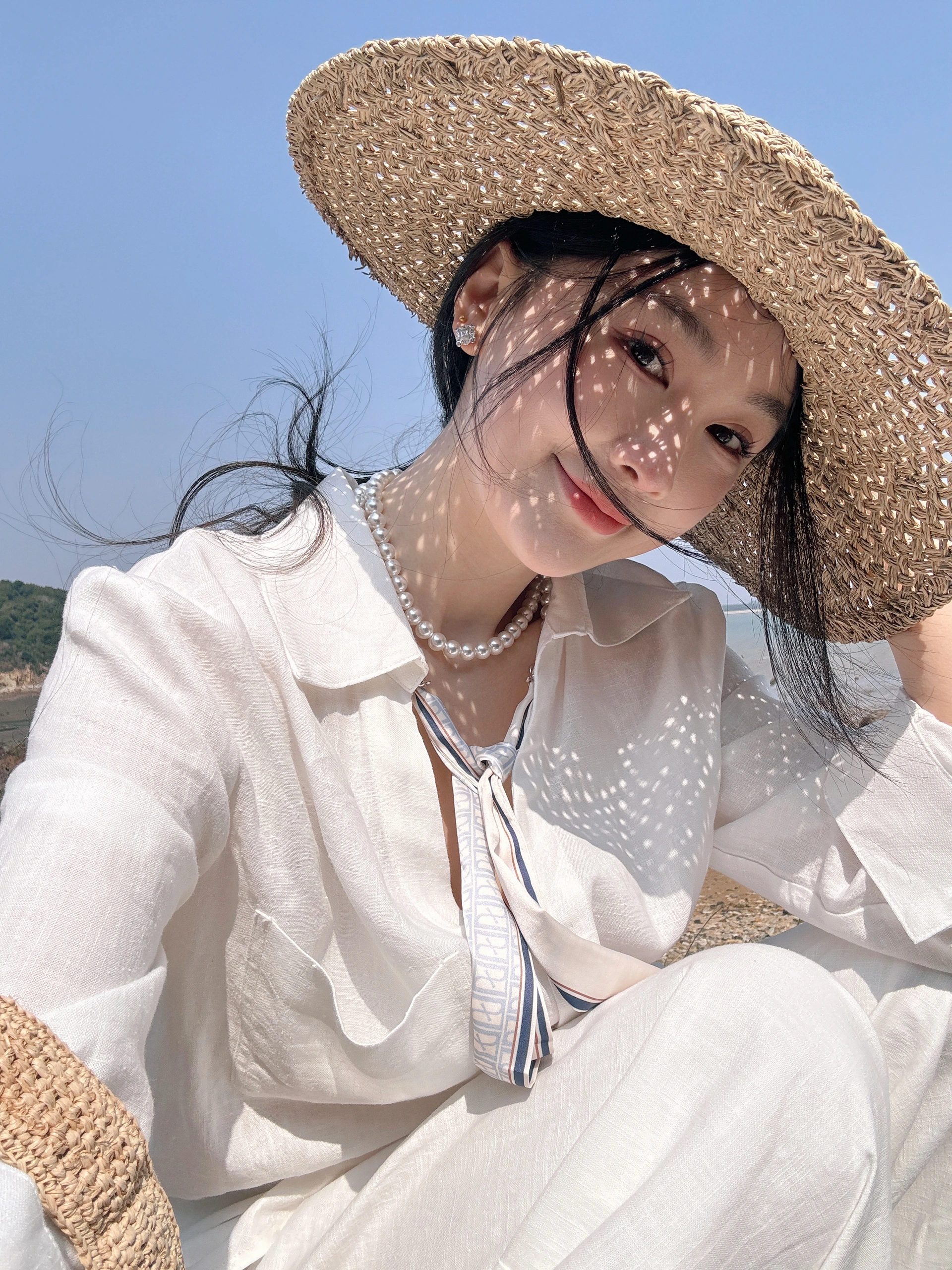 今日天气好☀️ 宜海边走走🌊 看过这么多海还是觉得三亚的海更有魅力
真的还想再去一次三亚🌊
和其他地方海不一样 三亚的海更浪漫一点💕
而且真的很美📸拍照也很出片
三亚不仅海美，还有好多好吃的✅
特别喜欢海棠湾林姐香味海鲜的青椒蟹🦀秘制的青椒酱拌饭拌面都很好吃，还有她家的椒盐皮皮虾🦞椒盐入味，还贴心的帮你剥好壳！还有琼乡阁·海南私房菜，本地菜吃这家准没错👏🏻菠萝蜜烤文昌鸡、簸箕饭苾点！当然还有清补凉、海南粉、糟粕醋这种当地特色美食也很赞👍
🙋🏻‍♀️下次去三亚还要打卡
#三亚#三亚美食#三亚海边#三亚旅游攻略#三亚攻略#三亚旅行#三亚旅游#海边拍照#穿搭#开春穿搭#今天穿什么#文艺感#明媚#EGEM意境 @梅梅梅梅了呀