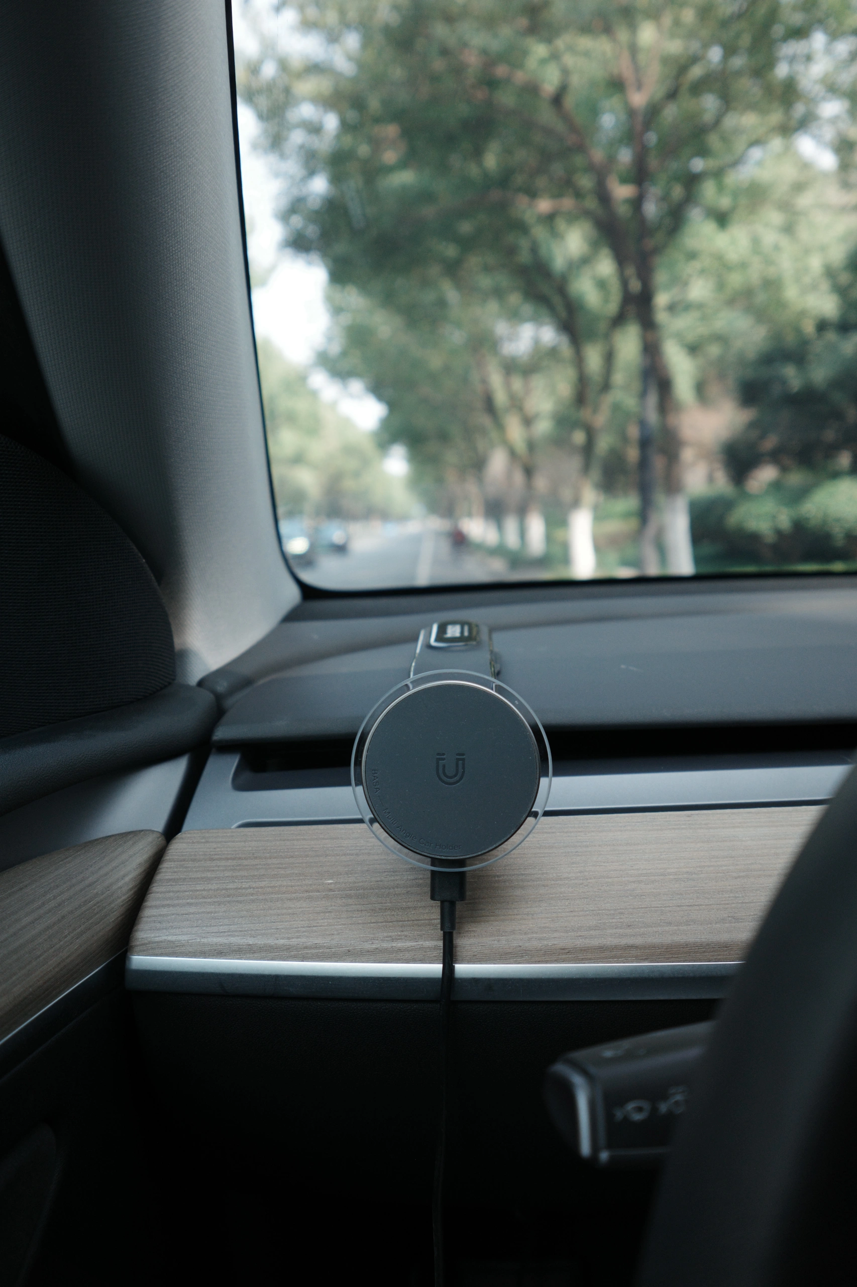 🔴Tesla｜周末晴天 去找春天 有阳光的周末，
连呼吸都变得美妙。
	
装上新入的手机支架，
周末打算带上家人去郊游，
自带无线快充，狂抖不掉，
郊游就可以边充电边导航。
	
和家人一起去感受春风拂面，
看看飞鸟鱼虫、花花草草，
短暂的融入自然🪁🫧🧺
	
#汽车博主 #赴一场春天的约 #特斯拉 #特斯拉modely#一人一件车载好物 #女生车内饰#每天都有值得记录的瞬间 #氛围感车内饰 @➰YY.