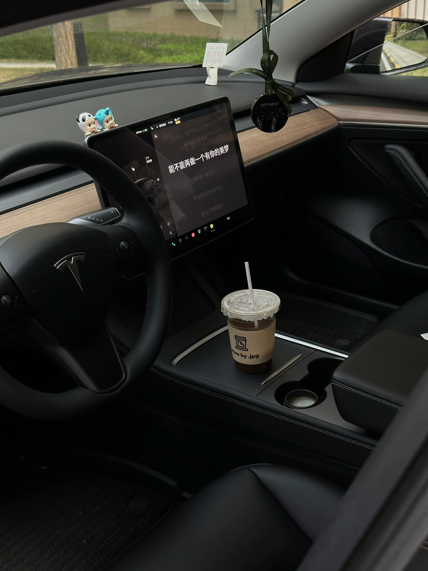 TESLA  | 生活美学 从拍车开始📷 仅有一次的人生 拿出点勇气来 大大方方的做自己吧
-在喜欢的状态里生活 保持感知各种快乐的能力 找到内心的爱与自由
-你可以是任何状态下的你自己
-做自由的风 不被定义
	
#特斯拉model3
#如何做博主
#女生车里有什么
#汽车拍摄
#把浪漫装进车里
#我的车真好看
#汽车博主的日常
#尝试做自媒体博主
#官方大大求流量
#记录吧就现在 @小李需要很努力