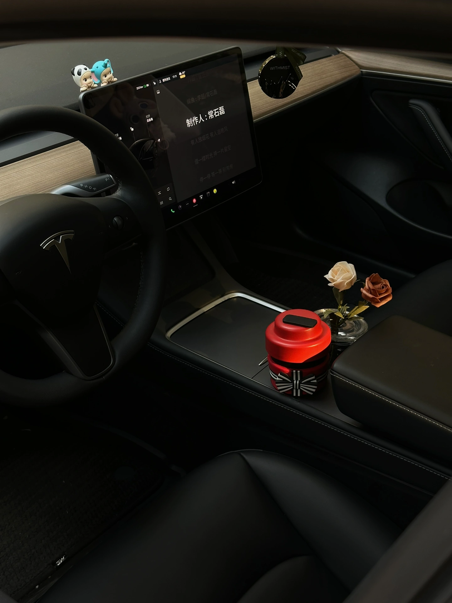 TESLA  | 生活美学 从拍车开始📷 仅有一次的人生 拿出点勇气来 大大方方的做自己吧
-在喜欢的状态里生活 保持感知各种快乐的能力 找到内心的爱与自由
-你可以是任何状态下的你自己
-做自由的风 不被定义
	
#特斯拉model3
#如何做博主
#女生车里有什么
#汽车拍摄
#把浪漫装进车里
#我的车真好看
#汽车博主的日常
#尝试做自媒体博主
#官方大大求流量
#记录吧就现在 @小李需要很努力