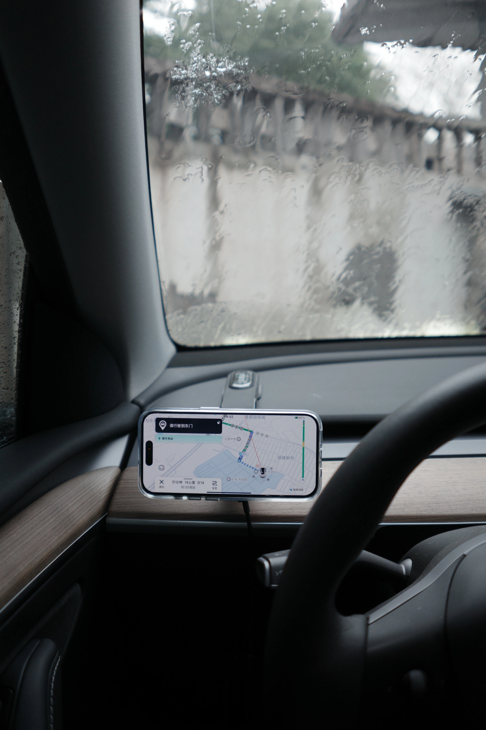 🔴Tesla｜周末晴天 去找春天 有阳光的周末，
连呼吸都变得美妙。
	
装上新入的手机支架，
周末打算带上家人去郊游，
自带无线快充，狂抖不掉，
郊游就可以边充电边导航。
	
和家人一起去感受春风拂面，
看看飞鸟鱼虫、花花草草，
短暂的融入自然🪁🫧🧺
	
#汽车博主 #赴一场春天的约 #特斯拉 #特斯拉modely#一人一件车载好物 #女生车内饰#每天都有值得记录的瞬间 #氛围感车内饰 @➰YY.