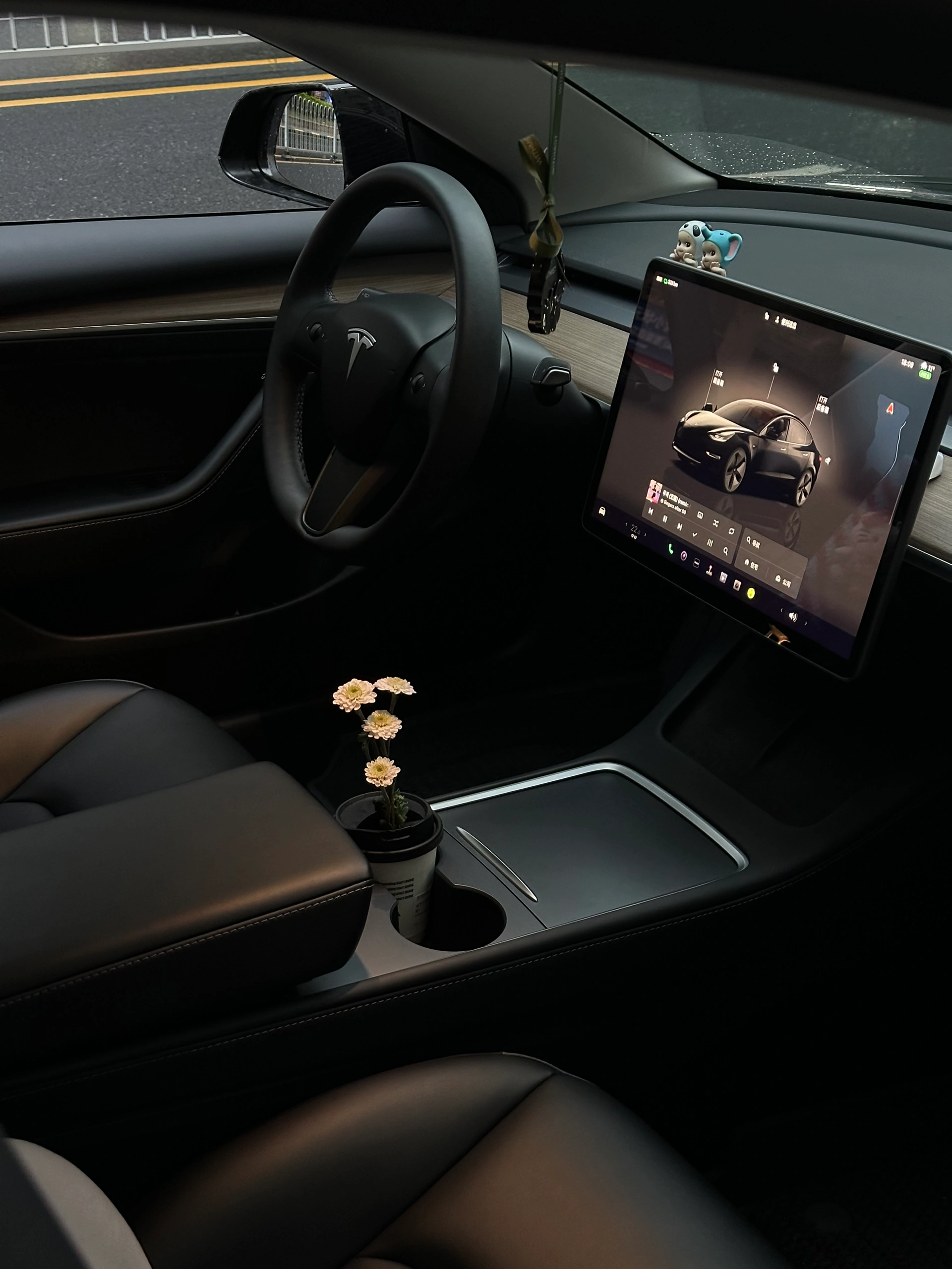 TESLA  | 生活美学 从拍车开始📷 仅有一次的人生 拿出点勇气来 大大方方的做自己吧
-在喜欢的状态里生活 保持感知各种快乐的能力 找到内心的爱与自由
-你可以是任何状态下的你自己
-做自由的风 不被定义
	
#特斯拉model3
#如何做博主
#女生车里有什么
#汽车拍摄
#把浪漫装进车里
#我的车真好看
#汽车博主的日常
#尝试做自媒体博主
#官方大大求流量
#记录吧就现在 @小李需要很努力