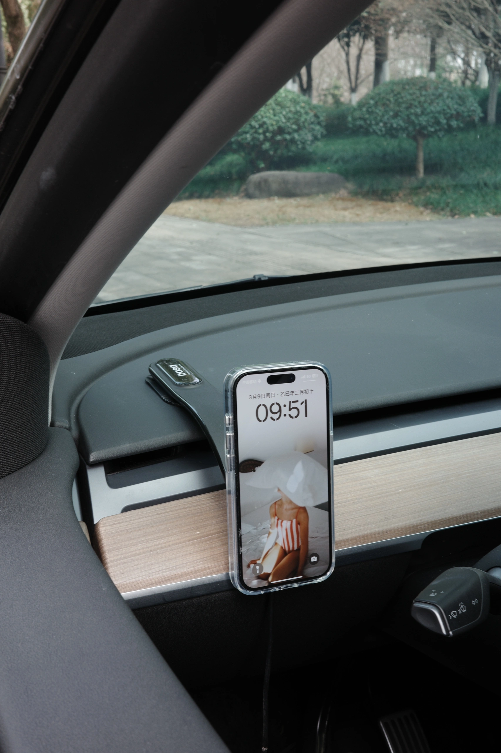 🔴Tesla｜周末晴天 去找春天 有阳光的周末，
连呼吸都变得美妙。
	
装上新入的手机支架，
周末打算带上家人去郊游，
自带无线快充，狂抖不掉，
郊游就可以边充电边导航。
	
和家人一起去感受春风拂面，
看看飞鸟鱼虫、花花草草，
短暂的融入自然🪁🫧🧺
	
#汽车博主 #赴一场春天的约 #特斯拉 #特斯拉modely#一人一件车载好物 #女生车内饰#每天都有值得记录的瞬间 #氛围感车内饰 @➰YY.