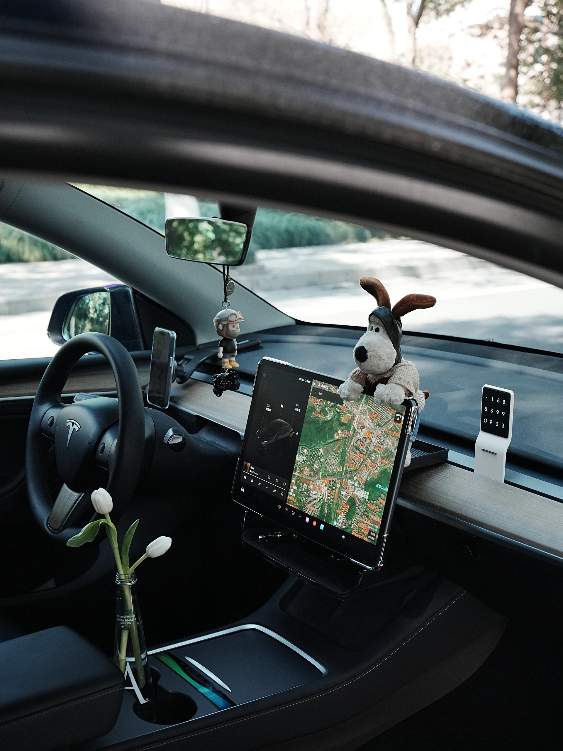 🔴Tesla｜周末晴天 去找春天 有阳光的周末，
连呼吸都变得美妙。
	
装上新入的手机支架，
周末打算带上家人去郊游，
自带无线快充，狂抖不掉，
郊游就可以边充电边导航。
	
和家人一起去感受春风拂面，
看看飞鸟鱼虫、花花草草，
短暂的融入自然🪁🫧🧺
	
#汽车博主 #赴一场春天的约 #特斯拉 #特斯拉modely#一人一件车载好物 #女生车内饰#每天都有值得记录的瞬间 #氛围感车内饰 @➰YY.