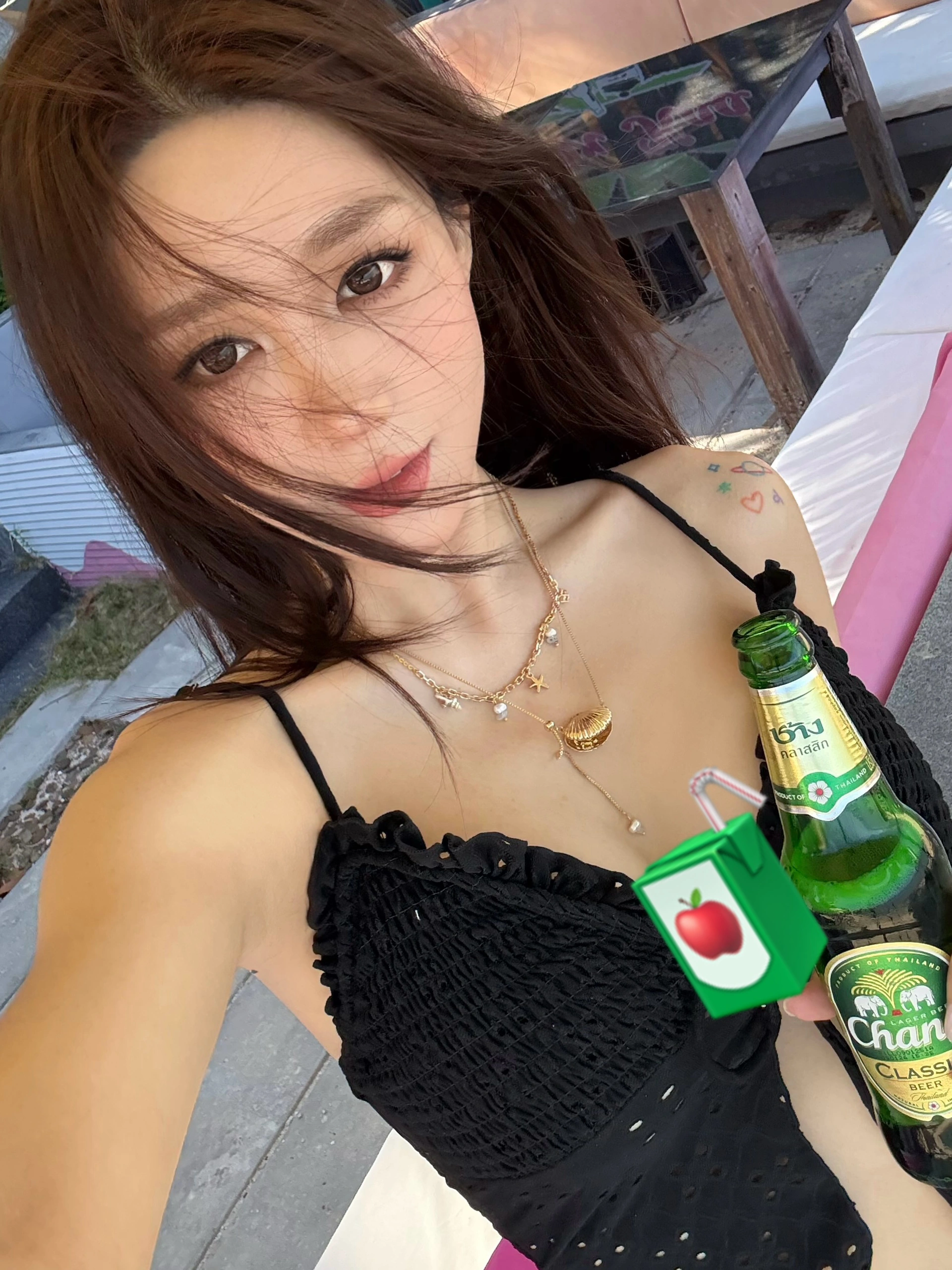 岛民日记🧃🌊🐚 亲爱的审核员:
海边正常穿搭 无不良暗示 不误判~ 😊
#来拍照了 #海边穿搭 #海边度假 #海边拍照 @一雯白