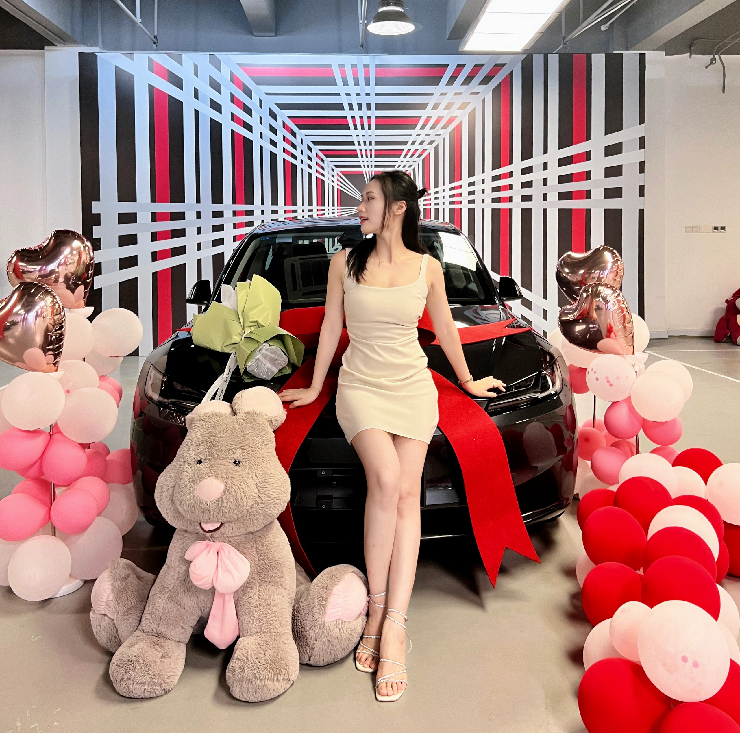 特斯拉提车半年，我后悔了吗？ 特斯拉提车半年，我后悔了吗？30➕单身未婚女生的真实体验！🚗💨
	
姐妹们！提车半年，开了8000公里，我终于可以来聊聊我的特斯拉Model 3了！👀
作为一个每天通勤来回40公里的单身未婚女生，当初在34C和Model 3之间纠结了好久，最终选择了特斯拉，现在只想说：真香！
	
为什么选特斯拉❓
1. 颜值即正义
Model 3的极简设计真的长在我的审美点上！无边框车门、全景天窗，每次停车都忍不住多看两眼～✨
2. 驾驶乐趣满分
电车的加速真的爽到飞起！红绿灯起步秒杀一切油车，超车毫无压力，可以让驾驶变成了一种享受！
3. 省钱小能手
充电比加油便宜太多了！我家附近有超充，充满一次才几十块，续航完全够用，～～
	
半年使用体验🚗
1. 智能科技感拉满
自动驾驶辅助真的香！堵车的时候完全解放双脚，车载大屏操作流畅，OTA升级每次都带来新惊喜，感觉车一直在“进化”！
2. 空间够用，储物能力强
虽然是轿车，但前后备箱空间都很能装，周末和朋友露营的装备都能轻松放下，实用性满分！
3. 续航无焦虑
我的是标续版，实际续航400公里左右，通勤完全够用，周边游也毫无压力，偶尔跑个长途也完全不用焦虑，充电桩越来越多，根本不用担心！
	
一些小缺点[凋谢R]
底盘偏硬
1. 过减速带的时候有点颠，不过习惯了也还好，毕竟操控感是真的棒！
2. 内饰极简到“简陋”
喜欢豪华感的姐妹可能会觉得内饰太简单，但我个人觉得挺耐看的，而且清洁起来超方便！
	
最后想说[绿色心形R]
从油车到电车，真的是一种全新的体验！真的越开越香！
冲就完事了！💃
#特斯拉Model3 #电车生活 #通勤神器 #女生选车 #买电车还是油车 @芝士泡泡