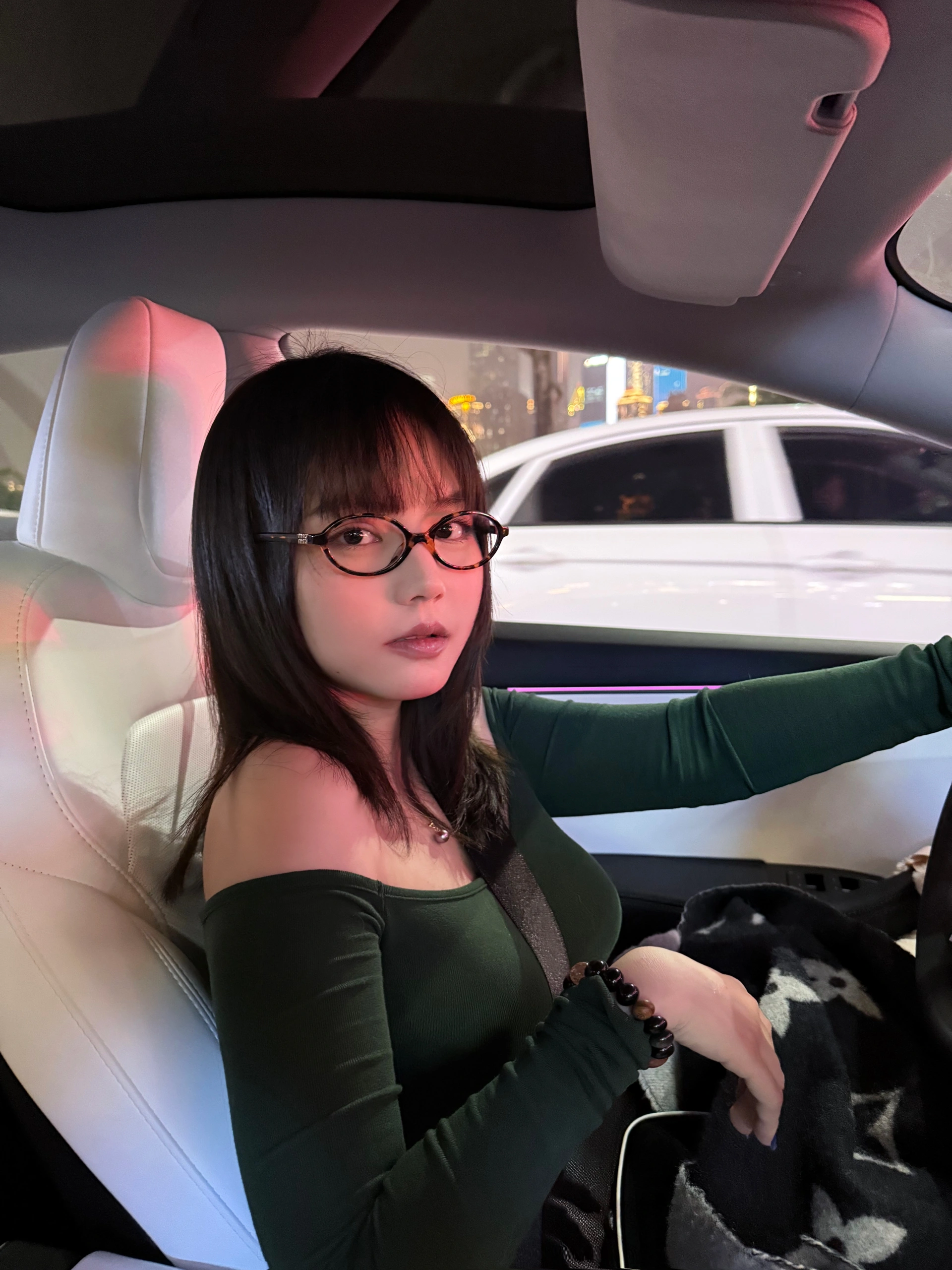 善良小鼠标女司机一枚 换了特斯拉以后在车里拍照的频率明显增加
去了趟下浩里堵得太过分 那就拍拍照吧
#车内氛围感 #副驾驶视角 #手握方向盘的女孩 #坐上我的副驾 #特斯拉焕新3 @小拉儿