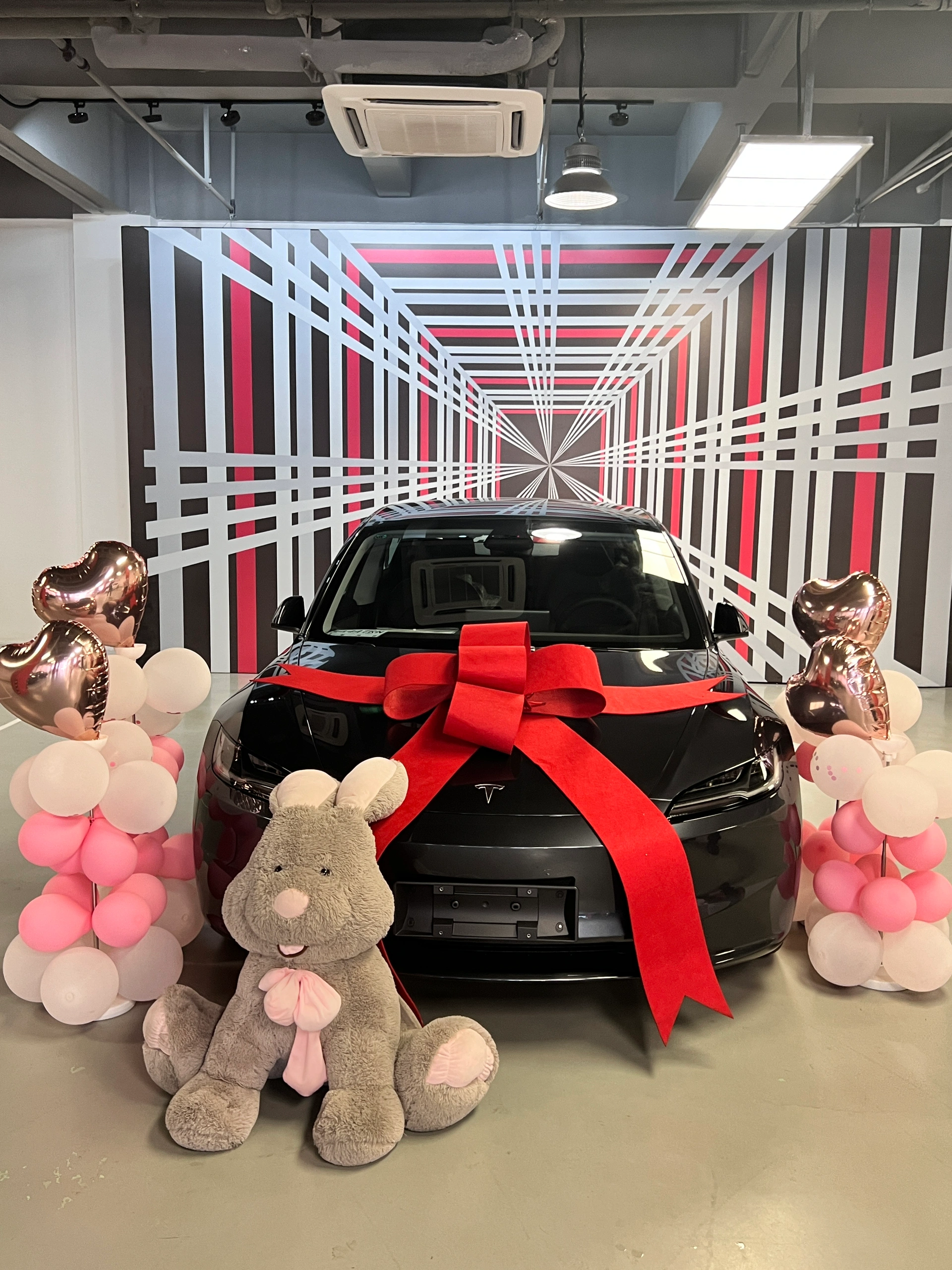 特斯拉提车半年，我后悔了吗？ 特斯拉提车半年，我后悔了吗？30➕单身未婚女生的真实体验！🚗💨
	
姐妹们！提车半年，开了8000公里，我终于可以来聊聊我的特斯拉Model 3了！👀
作为一个每天通勤来回40公里的单身未婚女生，当初在34C和Model 3之间纠结了好久，最终选择了特斯拉，现在只想说：真香！
	
为什么选特斯拉❓
1. 颜值即正义
Model 3的极简设计真的长在我的审美点上！无边框车门、全景天窗，每次停车都忍不住多看两眼～✨
2. 驾驶乐趣满分
电车的加速真的爽到飞起！红绿灯起步秒杀一切油车，超车毫无压力，可以让驾驶变成了一种享受！
3. 省钱小能手
充电比加油便宜太多了！我家附近有超充，充满一次才几十块，续航完全够用，～～
	
半年使用体验🚗
1. 智能科技感拉满
自动驾驶辅助真的香！堵车的时候完全解放双脚，车载大屏操作流畅，OTA升级每次都带来新惊喜，感觉车一直在“进化”！
2. 空间够用，储物能力强
虽然是轿车，但前后备箱空间都很能装，周末和朋友露营的装备都能轻松放下，实用性满分！
3. 续航无焦虑
我的是标续版，实际续航400公里左右，通勤完全够用，周边游也毫无压力，偶尔跑个长途也完全不用焦虑，充电桩越来越多，根本不用担心！
	
一些小缺点[凋谢R]
底盘偏硬
1. 过减速带的时候有点颠，不过习惯了也还好，毕竟操控感是真的棒！
2. 内饰极简到“简陋”
喜欢豪华感的姐妹可能会觉得内饰太简单，但我个人觉得挺耐看的，而且清洁起来超方便！
	
最后想说[绿色心形R]
从油车到电车，真的是一种全新的体验！真的越开越香！
冲就完事了！💃
#特斯拉Model3 #电车生活 #通勤神器 #女生选车 #买电车还是油车 @芝士泡泡