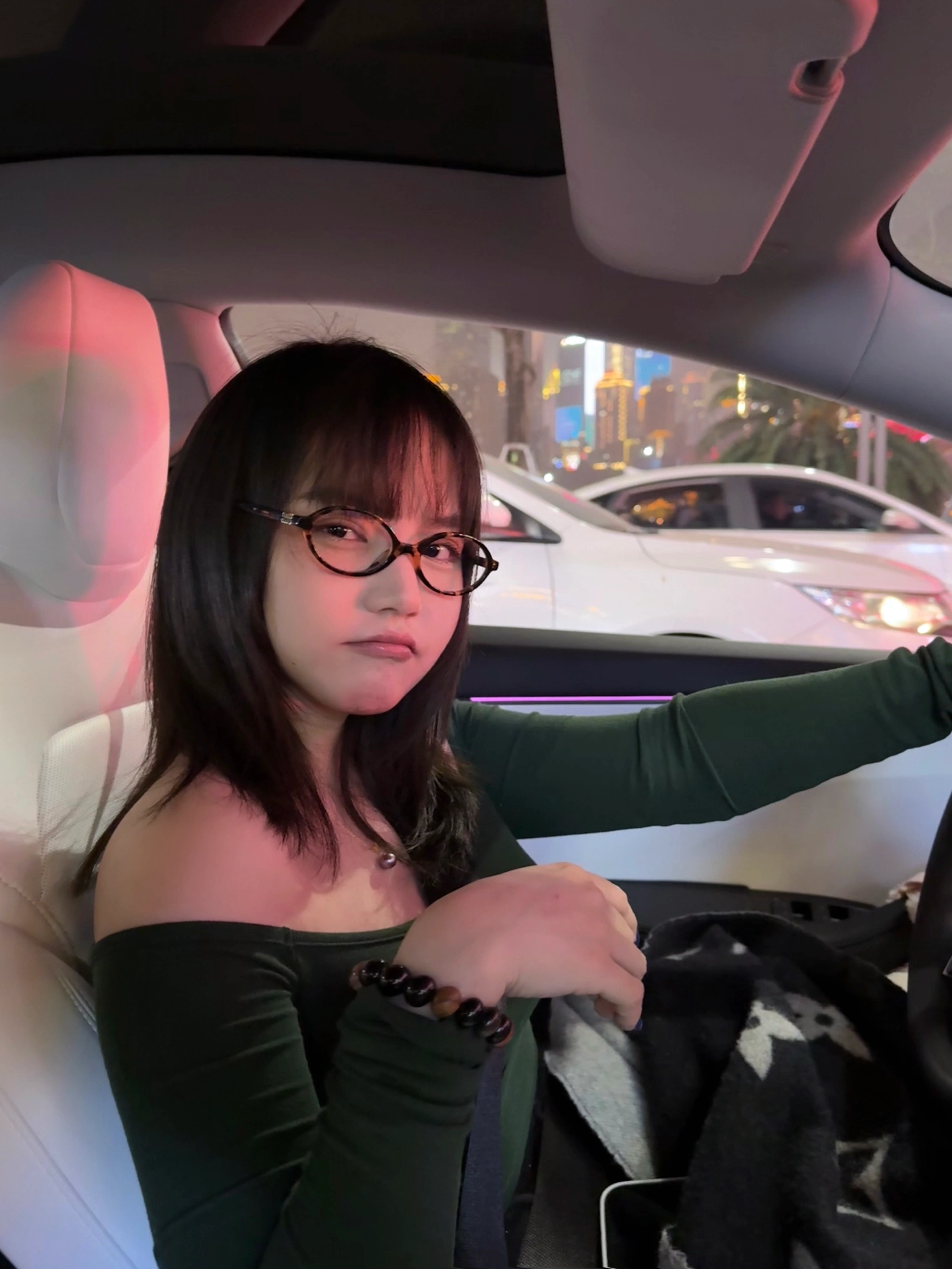 善良小鼠标女司机一枚 换了特斯拉以后在车里拍照的频率明显增加
去了趟下浩里堵得太过分 那就拍拍照吧
#车内氛围感 #副驾驶视角 #手握方向盘的女孩 #坐上我的副驾 #特斯拉焕新3 @小拉儿