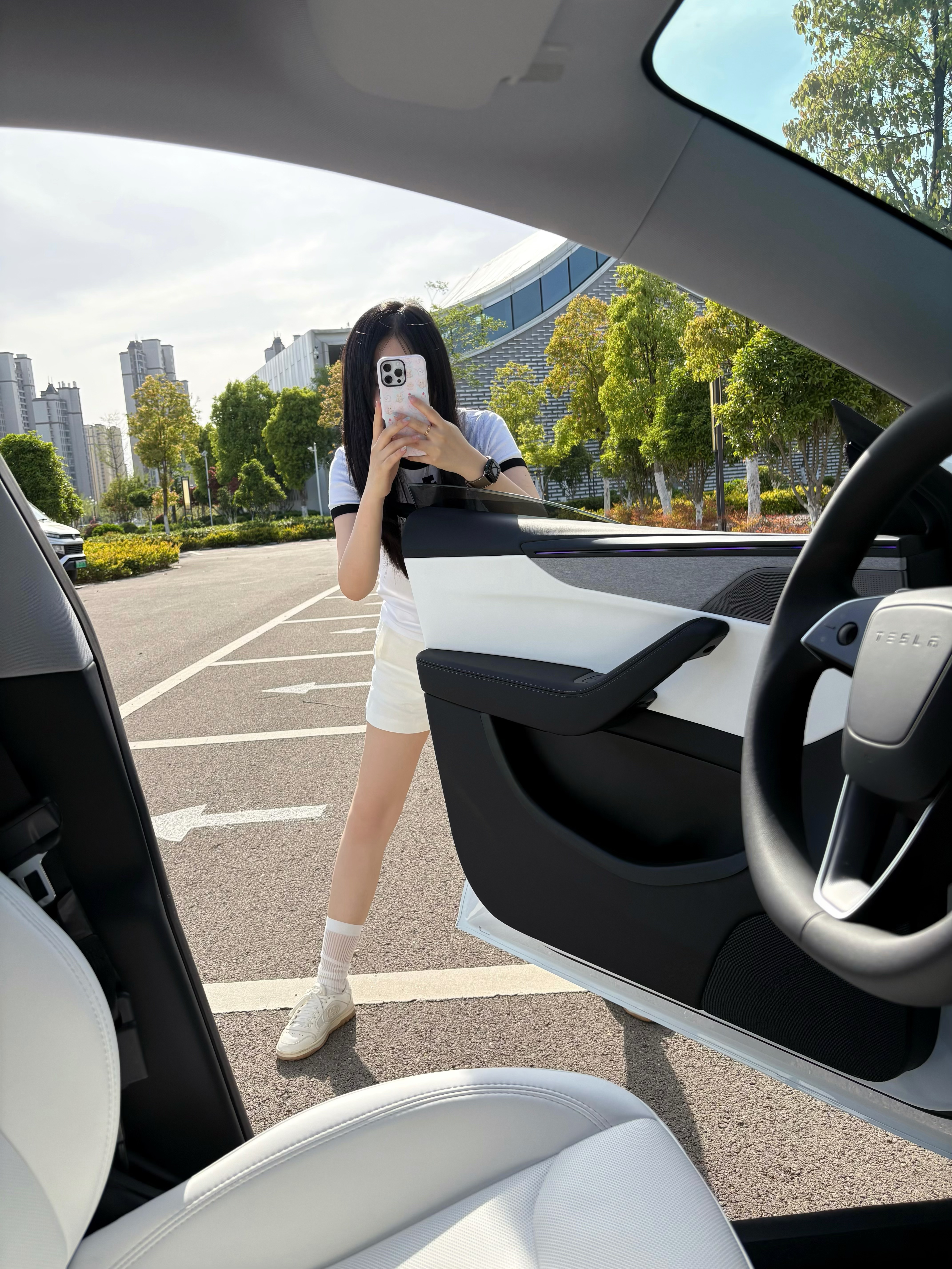 坚定选白内白外是正确的！ 不仅好开还漂亮 改变了我之前的观点
每次出门随手一拍都很好看
出片像呼吸一样简单 哈哈哈哈
#特斯拉 #tesla #modely #焕新版modely @该用户天天开心