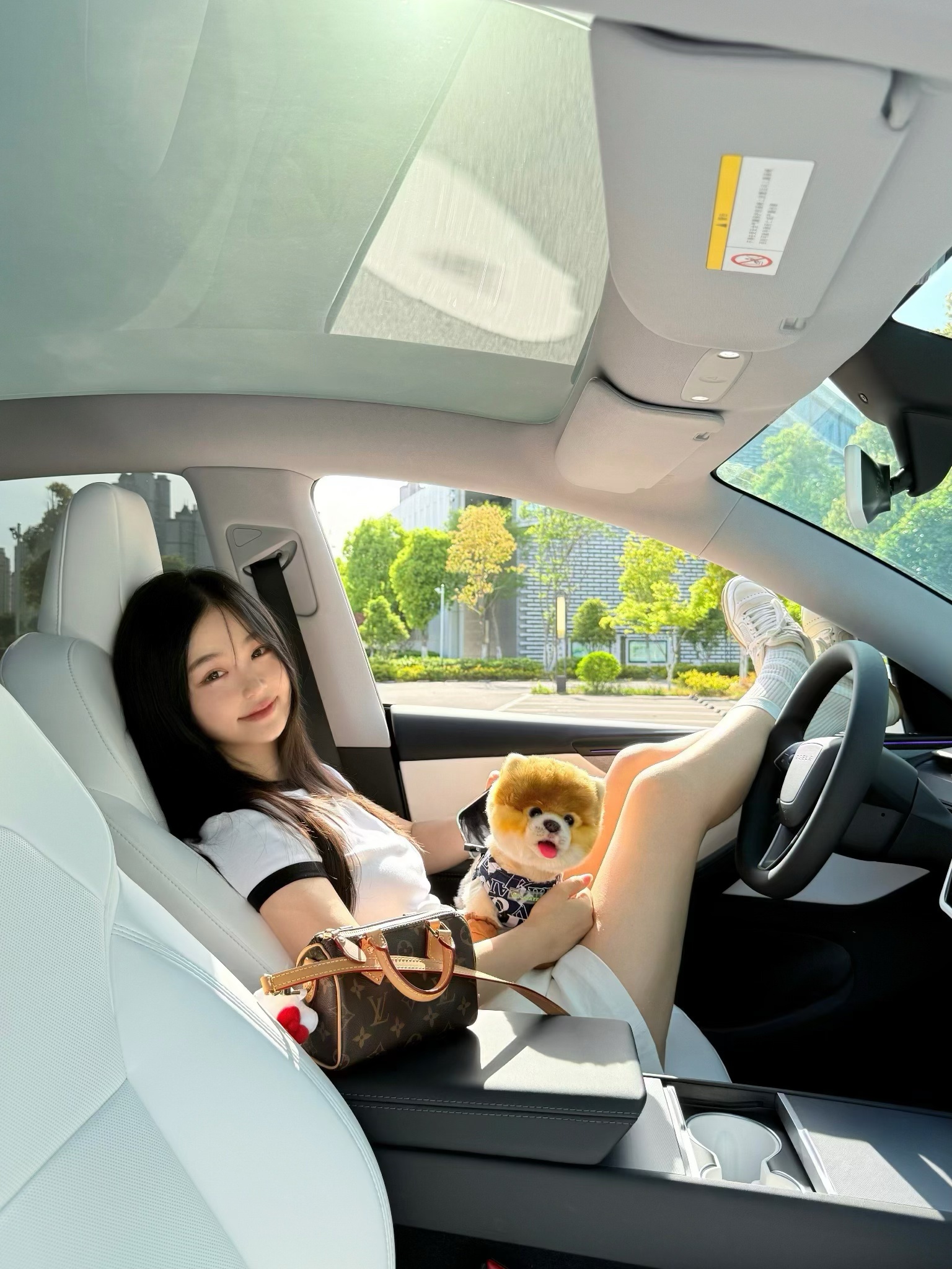 坚定选白内白外是正确的！ 不仅好开还漂亮 改变了我之前的观点
每次出门随手一拍都很好看
出片像呼吸一样简单 哈哈哈哈
#特斯拉 #tesla #modely #焕新版modely @该用户天天开心