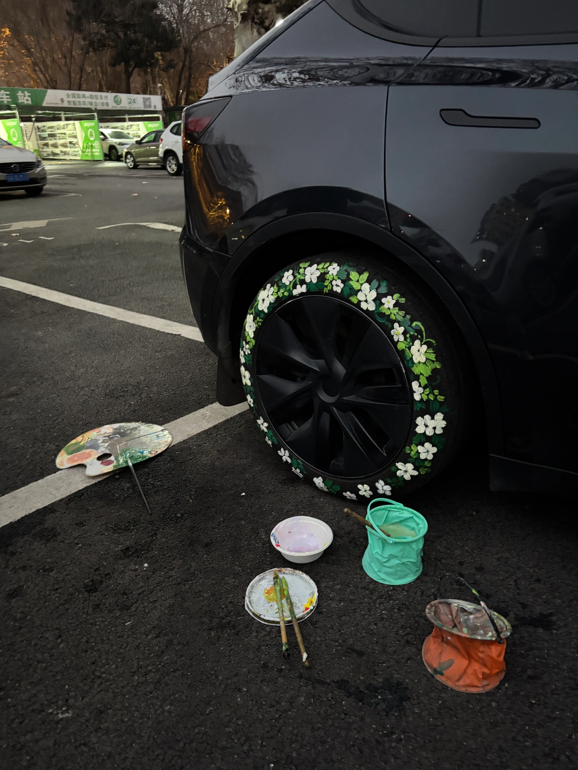 重生之我在南京画轮胎 春天和花花绝配🌷
天气晴朗的日子里终于对轮胎出手了
～
Ps:社恐勿学
画了一路生花后出门常常被围观，
偶尔还会碰到路人搭话和拍照。
回头率拉满了哈
#汽车手绘 #轮胎 #玩车的100种方式 #热爱生活 #一路生花 #轮胎绘画 @infp观察日记