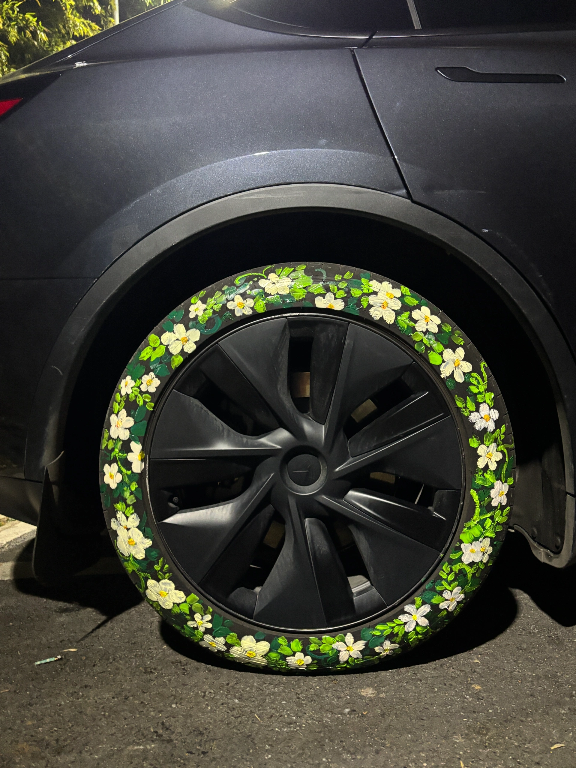 重生之我在南京画轮胎 春天和花花绝配🌷
天气晴朗的日子里终于对轮胎出手了
～
Ps:社恐勿学
画了一路生花后出门常常被围观，
偶尔还会碰到路人搭话和拍照。
回头率拉满了哈
#汽车手绘 #轮胎 #玩车的100种方式 #热爱生活 #一路生花 #轮胎绘画 @infp观察日记