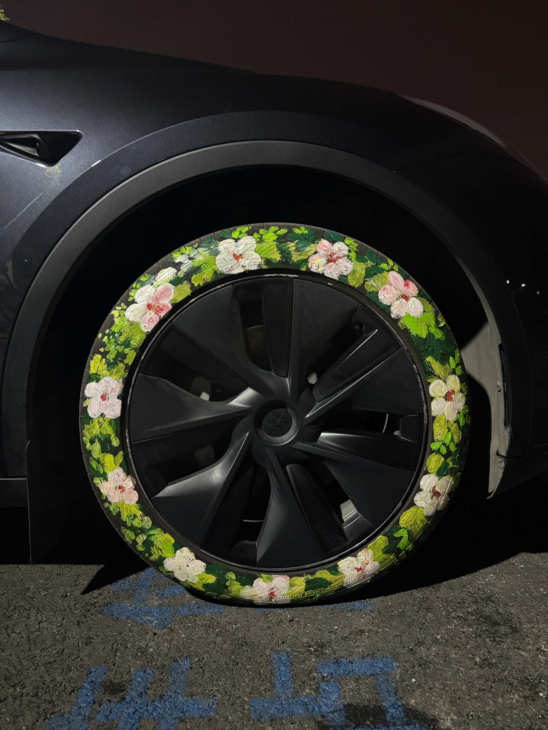 重生之我在南京画轮胎 春天和花花绝配🌷
天气晴朗的日子里终于对轮胎出手了
～
Ps:社恐勿学
画了一路生花后出门常常被围观，
偶尔还会碰到路人搭话和拍照。
回头率拉满了哈
#汽车手绘 #轮胎 #玩车的100种方式 #热爱生活 #一路生花 #轮胎绘画 @infp观察日记