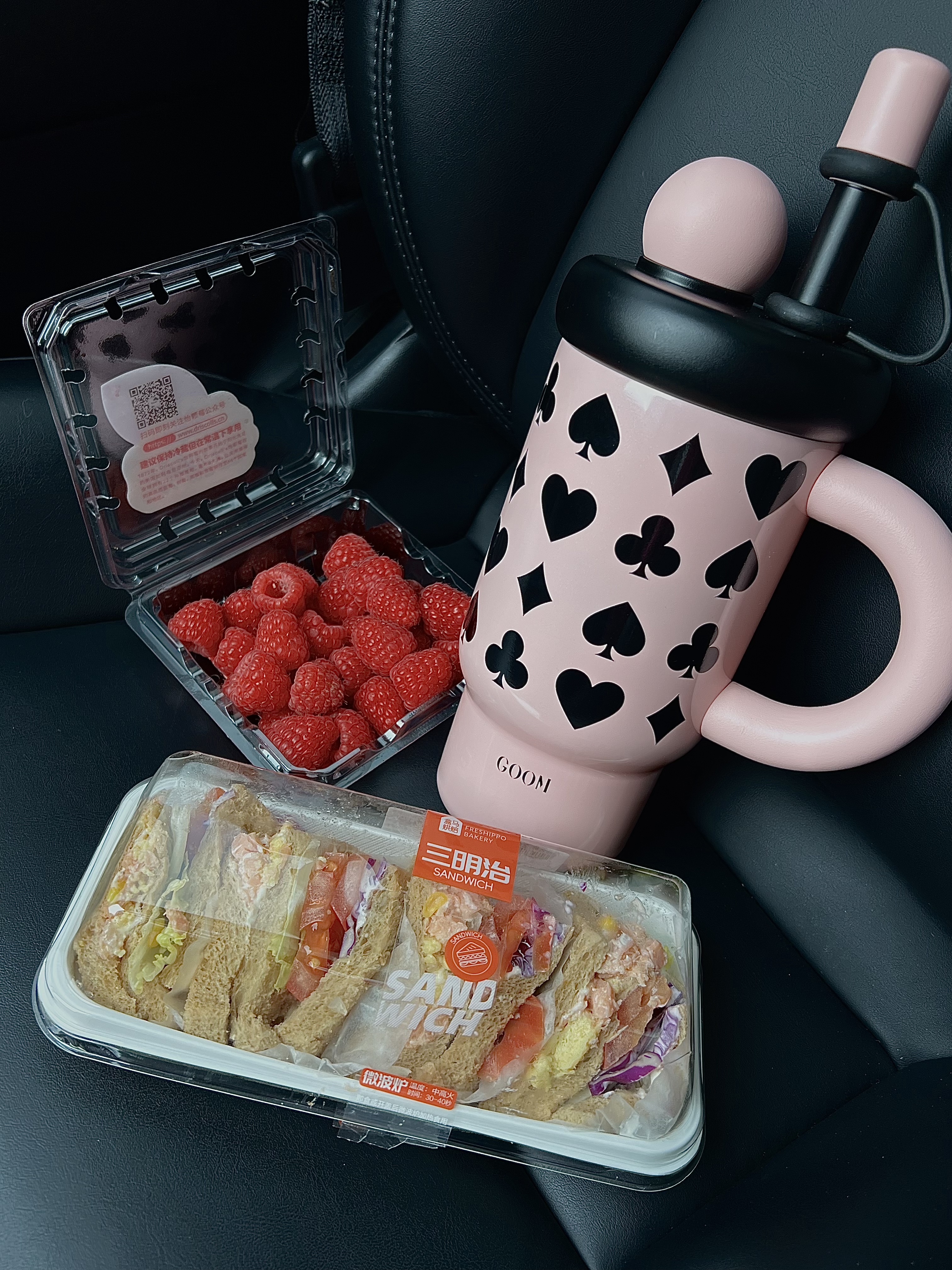 🖤Tesla｜提车4年，真诚分享使用感受‼ 上一篇笔记吐槽了特斯拉……
今天特斯拉的优点也来说道说道！
−
1⃣用车成ben低
提车半年果断安装了充电桩，家充很便宜，每天都用车的情况下，电费也就100出头，比起油费太香了
	
2⃣极简内饰风格
爱惨了它的毛坯内饰，简约高级，没有复杂的按键和旋钮，自己可以大胆装修，添置车内装饰好物
	
3⃣驾驶体验感
单踏板模式很好用，踩单门加速，轻抬减速，反应迅速灵敏，基本不用踩刹车，主打一个好开
	
4⃣草作方便zhi 能
远程开关车门，开关空调，远程打开窗户透气通风
，不需要钥匙，手机cao作真的很方便，马上夏天到了，又可以提前远程打开空调冷气模式了，一进车里清凉感满满
	
5⃣储存空间大
前备箱、后备箱储物空间绝绝子，行李箱，整套露营装备都不在话下
	
6⃣预警能力杠杠的
雷达jing准，安权系数提高，主动避险，紧急刹车避让对女司机真的很友好
	
7⃣加热功能
冬天手脚冰凉，方向盘和座椅加热功能就是我的福音，前后排都可以加热和调档，3月份我还在用方向盘加热太实用了
−
大家有什么感受可以在下方一起讨论呀🎉
#特斯拉女车主
#关于驾驶感受
#有车以后的松弛感
#换车的尽头是电车
#女生车里有什么
#买电车还是油车
#开车当然要记录
#一人一件车载好物
#特斯拉车主日记
#特斯拉model3
#换车就换特斯拉
#高颜值车载好物
#我的车真好看
#特斯拉使用感受
#好好生活满电出发
#我在车里刷小红书
#记录吧就现在
#适合女孩子的车
#人生第一辆车
#爱上一辆车的瞬间
#手握方向盘的女孩
#车内穿搭ootd
#首饰就要闪闪发光的
#少女心水杯
#多喝水少打工
#首饰就要成套搭配
#粉色少女心
#生活美学治愈
#记录吧就现在
#祝我们永远值得被爱
#喜欢一切让我明媚的事物
#希望我们都是走向幸福的人
#每一天都是人生限定
#把浪漫装进车里 @月亮不会眨眼