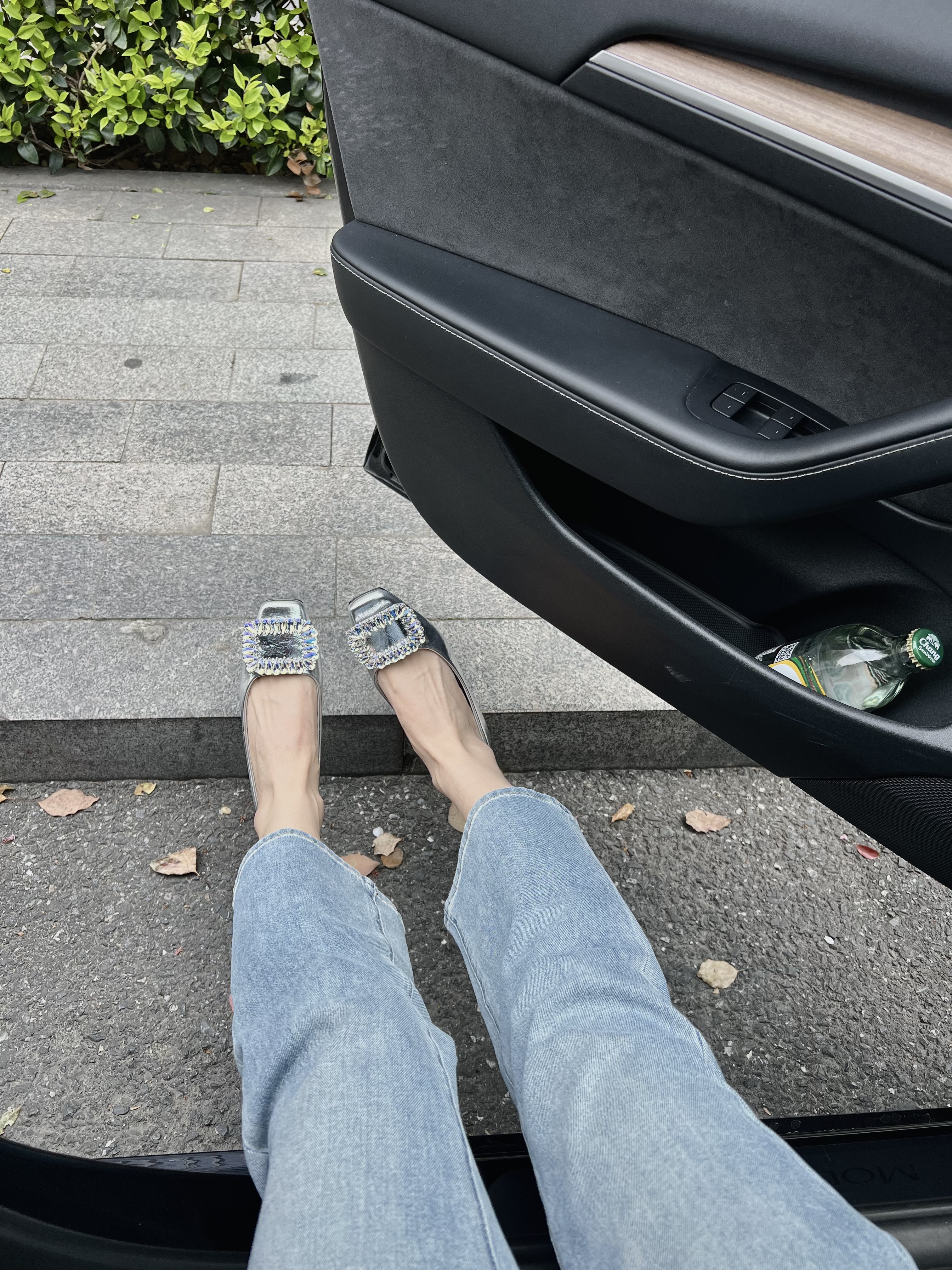 🖤Tesla｜提车4年，真诚分享使用感受‼ 上一篇笔记吐槽了特斯拉……
今天特斯拉的优点也来说道说道！
−
1⃣用车成ben低
提车半年果断安装了充电桩，家充很便宜，每天都用车的情况下，电费也就100出头，比起油费太香了
	
2⃣极简内饰风格
爱惨了它的毛坯内饰，简约高级，没有复杂的按键和旋钮，自己可以大胆装修，添置车内装饰好物
	
3⃣驾驶体验感
单踏板模式很好用，踩单门加速，轻抬减速，反应迅速灵敏，基本不用踩刹车，主打一个好开
	
4⃣草作方便zhi 能
远程开关车门，开关空调，远程打开窗户透气通风
，不需要钥匙，手机cao作真的很方便，马上夏天到了，又可以提前远程打开空调冷气模式了，一进车里清凉感满满
	
5⃣储存空间大
前备箱、后备箱储物空间绝绝子，行李箱，整套露营装备都不在话下
	
6⃣预警能力杠杠的
雷达jing准，安权系数提高，主动避险，紧急刹车避让对女司机真的很友好
	
7⃣加热功能
冬天手脚冰凉，方向盘和座椅加热功能就是我的福音，前后排都可以加热和调档，3月份我还在用方向盘加热太实用了
−
大家有什么感受可以在下方一起讨论呀🎉
#特斯拉女车主
#关于驾驶感受
#有车以后的松弛感
#换车的尽头是电车
#女生车里有什么
#买电车还是油车
#开车当然要记录
#一人一件车载好物
#特斯拉车主日记
#特斯拉model3
#换车就换特斯拉
#高颜值车载好物
#我的车真好看
#特斯拉使用感受
#好好生活满电出发
#我在车里刷小红书
#记录吧就现在
#适合女孩子的车
#人生第一辆车
#爱上一辆车的瞬间
#手握方向盘的女孩
#车内穿搭ootd
#首饰就要闪闪发光的
#少女心水杯
#多喝水少打工
#首饰就要成套搭配
#粉色少女心
#生活美学治愈
#记录吧就现在
#祝我们永远值得被爱
#喜欢一切让我明媚的事物
#希望我们都是走向幸福的人
#每一天都是人生限定
#把浪漫装进车里 @月亮不会眨眼