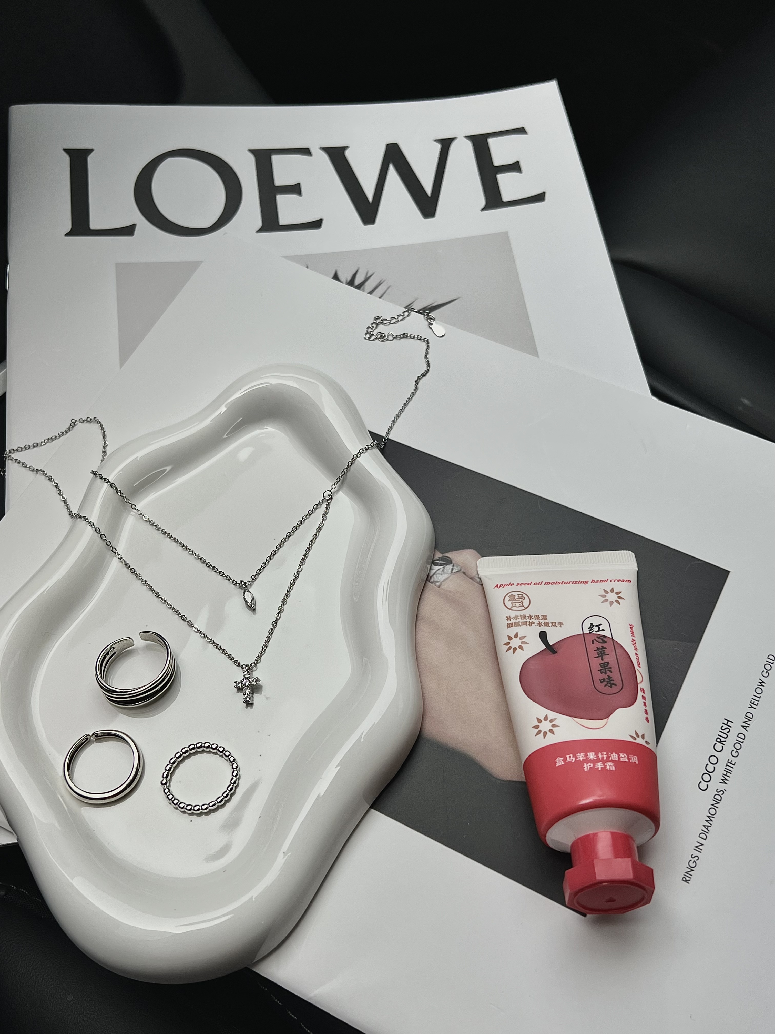 🖤Tesla｜提车4年，真诚分享使用感受‼ 上一篇笔记吐槽了特斯拉……
今天特斯拉的优点也来说道说道！
−
1⃣用车成ben低
提车半年果断安装了充电桩，家充很便宜，每天都用车的情况下，电费也就100出头，比起油费太香了
	
2⃣极简内饰风格
爱惨了它的毛坯内饰，简约高级，没有复杂的按键和旋钮，自己可以大胆装修，添置车内装饰好物
	
3⃣驾驶体验感
单踏板模式很好用，踩单门加速，轻抬减速，反应迅速灵敏，基本不用踩刹车，主打一个好开
	
4⃣草作方便zhi 能
远程开关车门，开关空调，远程打开窗户透气通风
，不需要钥匙，手机cao作真的很方便，马上夏天到了，又可以提前远程打开空调冷气模式了，一进车里清凉感满满
	
5⃣储存空间大
前备箱、后备箱储物空间绝绝子，行李箱，整套露营装备都不在话下
	
6⃣预警能力杠杠的
雷达jing准，安权系数提高，主动避险，紧急刹车避让对女司机真的很友好
	
7⃣加热功能
冬天手脚冰凉，方向盘和座椅加热功能就是我的福音，前后排都可以加热和调档，3月份我还在用方向盘加热太实用了
−
大家有什么感受可以在下方一起讨论呀🎉
#特斯拉女车主
#关于驾驶感受
#有车以后的松弛感
#换车的尽头是电车
#女生车里有什么
#买电车还是油车
#开车当然要记录
#一人一件车载好物
#特斯拉车主日记
#特斯拉model3
#换车就换特斯拉
#高颜值车载好物
#我的车真好看
#特斯拉使用感受
#好好生活满电出发
#我在车里刷小红书
#记录吧就现在
#适合女孩子的车
#人生第一辆车
#爱上一辆车的瞬间
#手握方向盘的女孩
#车内穿搭ootd
#首饰就要闪闪发光的
#少女心水杯
#多喝水少打工
#首饰就要成套搭配
#粉色少女心
#生活美学治愈
#记录吧就现在
#祝我们永远值得被爱
#喜欢一切让我明媚的事物
#希望我们都是走向幸福的人
#每一天都是人生限定
#把浪漫装进车里 @月亮不会眨眼