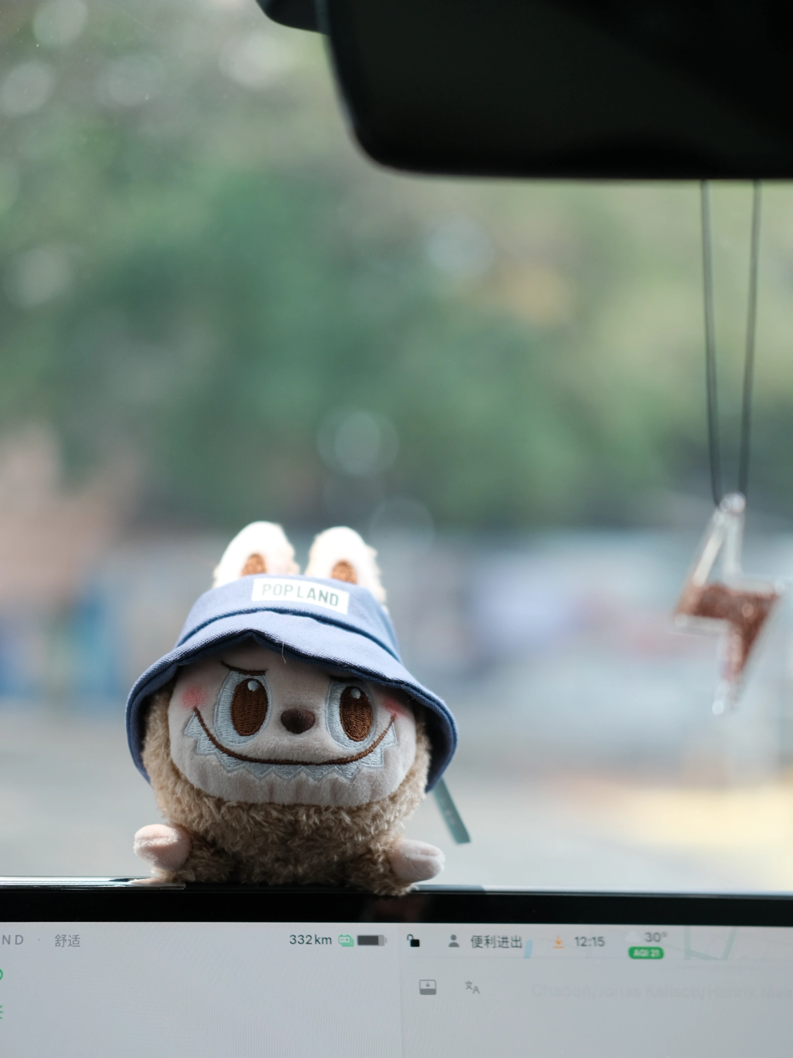 🤍TESLA｜🧸 #特斯拉
#特斯拉女车主
#特斯拉modely
#富士直出
#labubu
#氛围感
#车内拍照
#拍了就要发
#如果你也喜欢
#plog #可爱的一切
#算了你肯定觉得
#不是今天拍的 #提车 @张张在生活