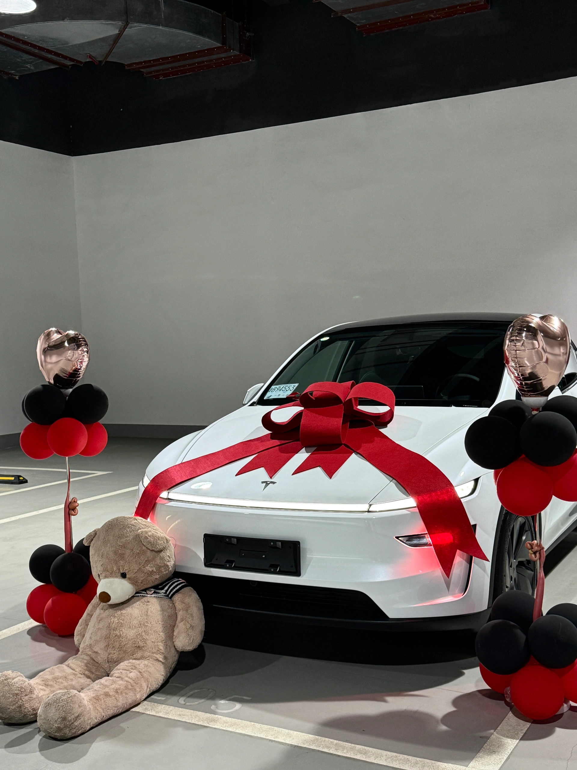 98年女生|喜提大玩具🧸纯情ModeY 哇塞 顺顺利利提车啦!!!🚗
是我心心念念的白色🤍
希望自己努力加倍 开始幸运人生￼
	
#喜提爱车 #提车 #适合女生开的车 #我的小车车
#特斯拉 #特斯拉Y #特斯拉车主 #特斯拉女车主
#焕新版特斯拉 #特斯拉焕新y #焕新y提车 #提车日记 @小敏~