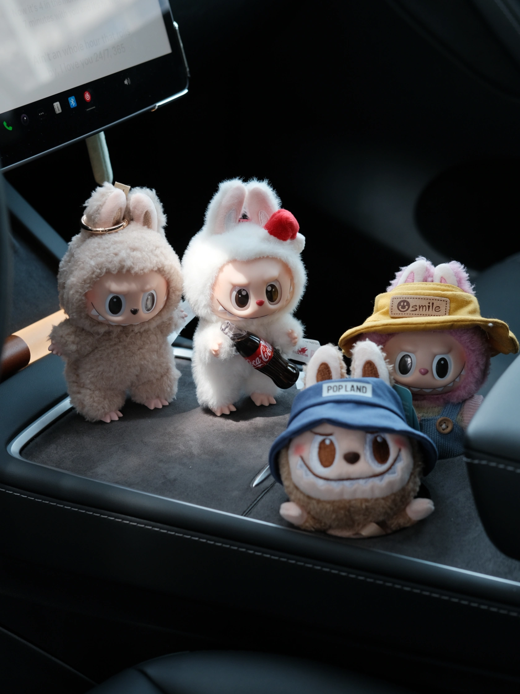 🤍TESLA｜🧸 #特斯拉
#特斯拉女车主
#特斯拉modely
#富士直出
#labubu
#氛围感
#车内拍照
#拍了就要发
#如果你也喜欢
#plog #可爱的一切
#算了你肯定觉得
#不是今天拍的 #提车 @张张在生活