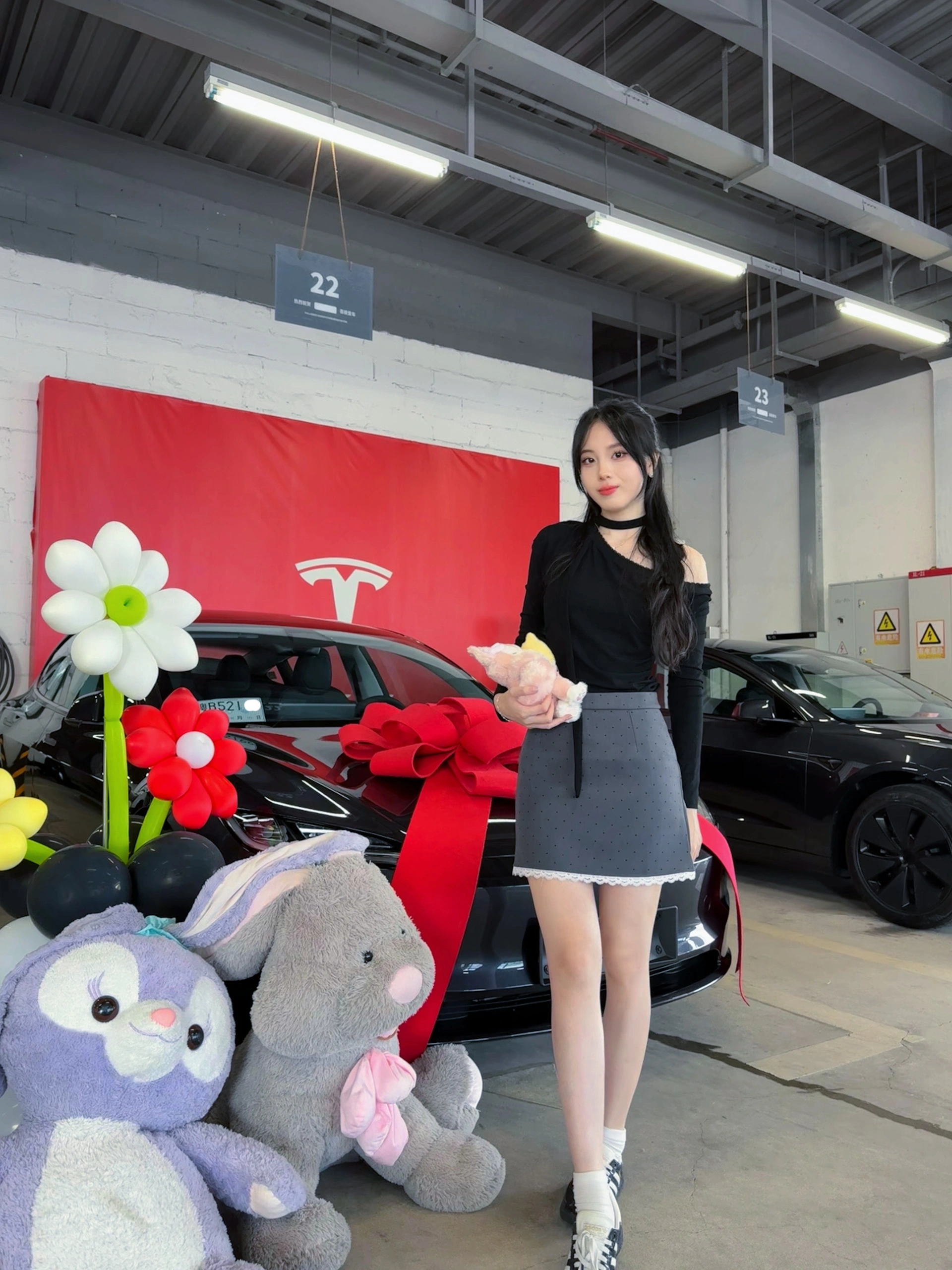 22岁 拿下自己的第一台电车🕶️ Timeline：4.27下定 5.10在深圳赤湾交付中心交付～
原本以为还好 但加上深圳死贵的保险 还选了两年延保➕贴膜 还有贴车衣 本月已花费10w➕ 还没算上改色…hhh
不过还好充电便宜➕免息 终于有了属于自己的车了！！非常开心嘻嘻🥰在车上放着自己的歌单别太爽了 今日已经跑了三十公里➕
希望海绵女士以后也能继续勇敢的做自己的大女主✌️
#Tesla #特斯拉model3 #model3 #提车 #提车仪式 @莱茵河上风