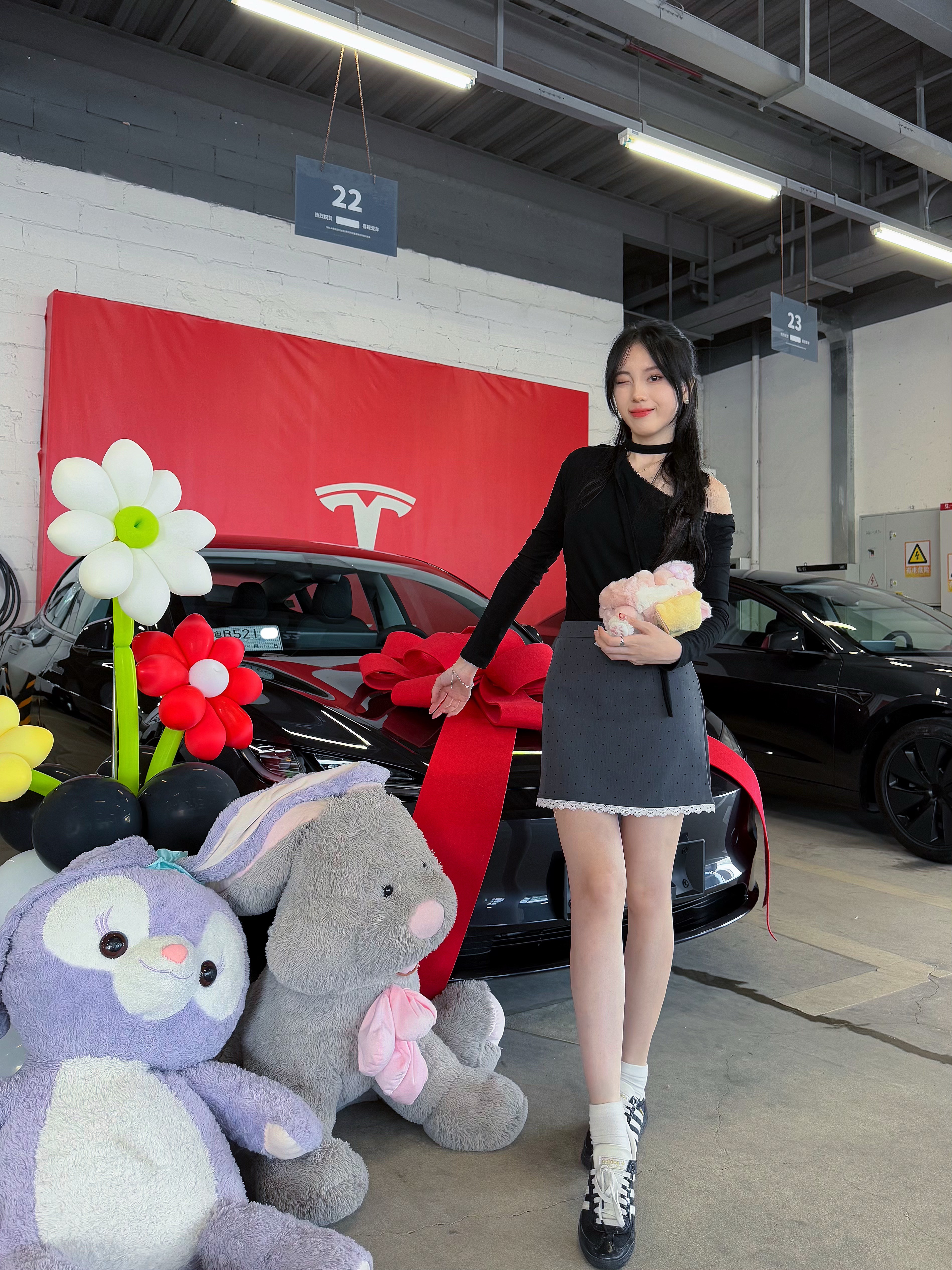 22岁 拿下自己的第一台电车🕶️ Timeline：4.27下定 5.10在深圳赤湾交付中心交付～
原本以为还好 但加上深圳死贵的保险 还选了两年延保➕贴膜 还有贴车衣 本月已花费10w➕ 还没算上改色…hhh
不过还好充电便宜➕免息 终于有了属于自己的车了！！非常开心嘻嘻🥰在车上放着自己的歌单别太爽了 今日已经跑了三十公里➕
希望海绵女士以后也能继续勇敢的做自己的大女主✌️
#Tesla #特斯拉model3 #model3 #提车 #提车仪式 @莱茵河上风