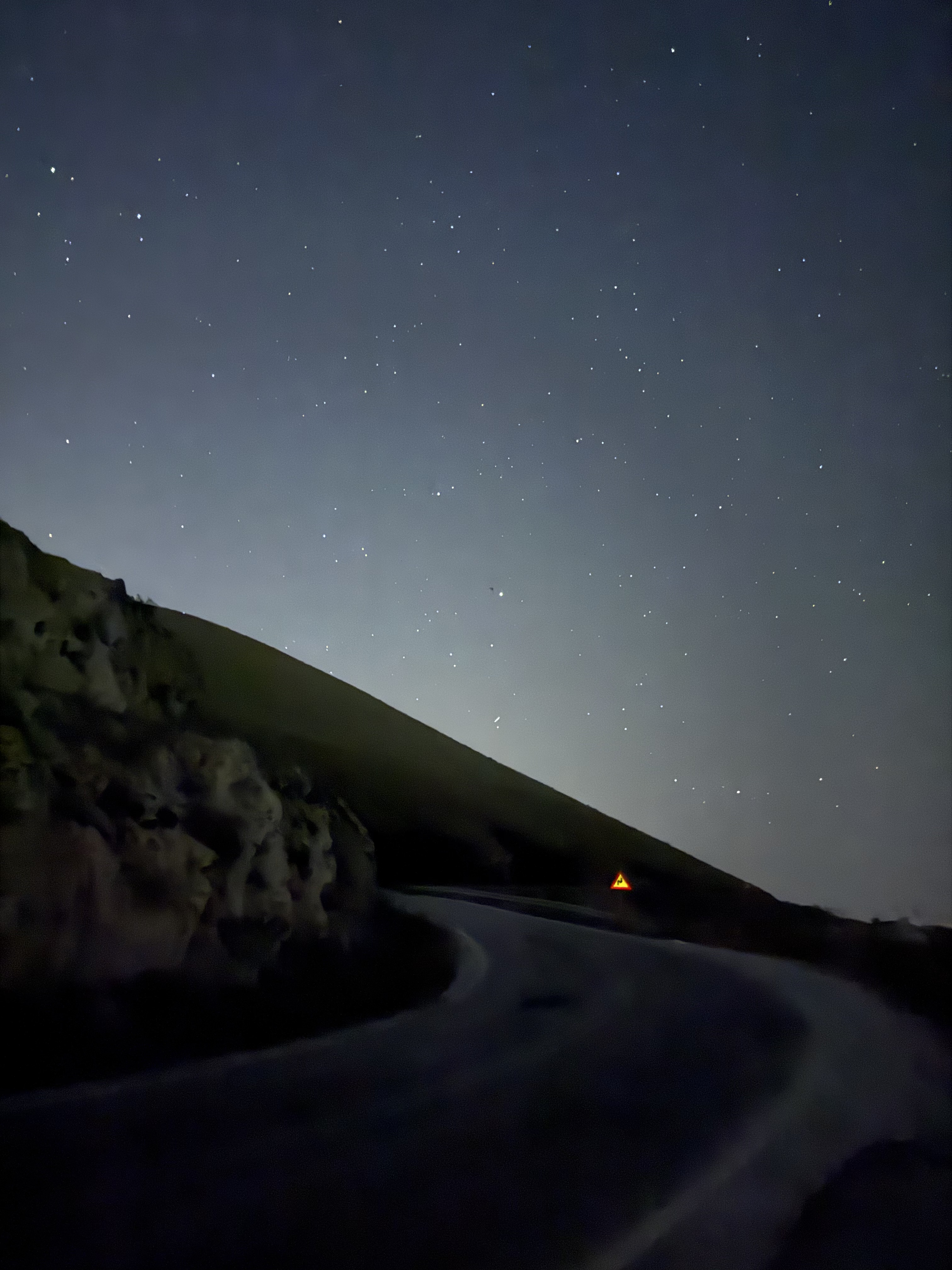 🇬🇷 Santorini Recap 复活节的尾巴去希腊啦，圣托里尼作为最后一站真的非常值得🥹
我们订了Oia的民宿，每天睡到自然醒，慢悠悠地逛蓝白小镇，随便走走都像明信片～
落地就租了车环岛自驾，开去了黑沙滩和灯塔，圣托里尼不仅只有蓝白！晚上从Fira开回Oia的路上，偶然发现满天繁星，一点都不输泰德峰
回到民宿坐在泳池边和大家一起喝酒吹风听歌聊天，希腊也许还会再来，但那一刻22岁的我们永远定格🤍
#留学英国 #ootd #英国留学生#圣托里尼 #希腊 #travel #海岛游 #plog @Graceyyy