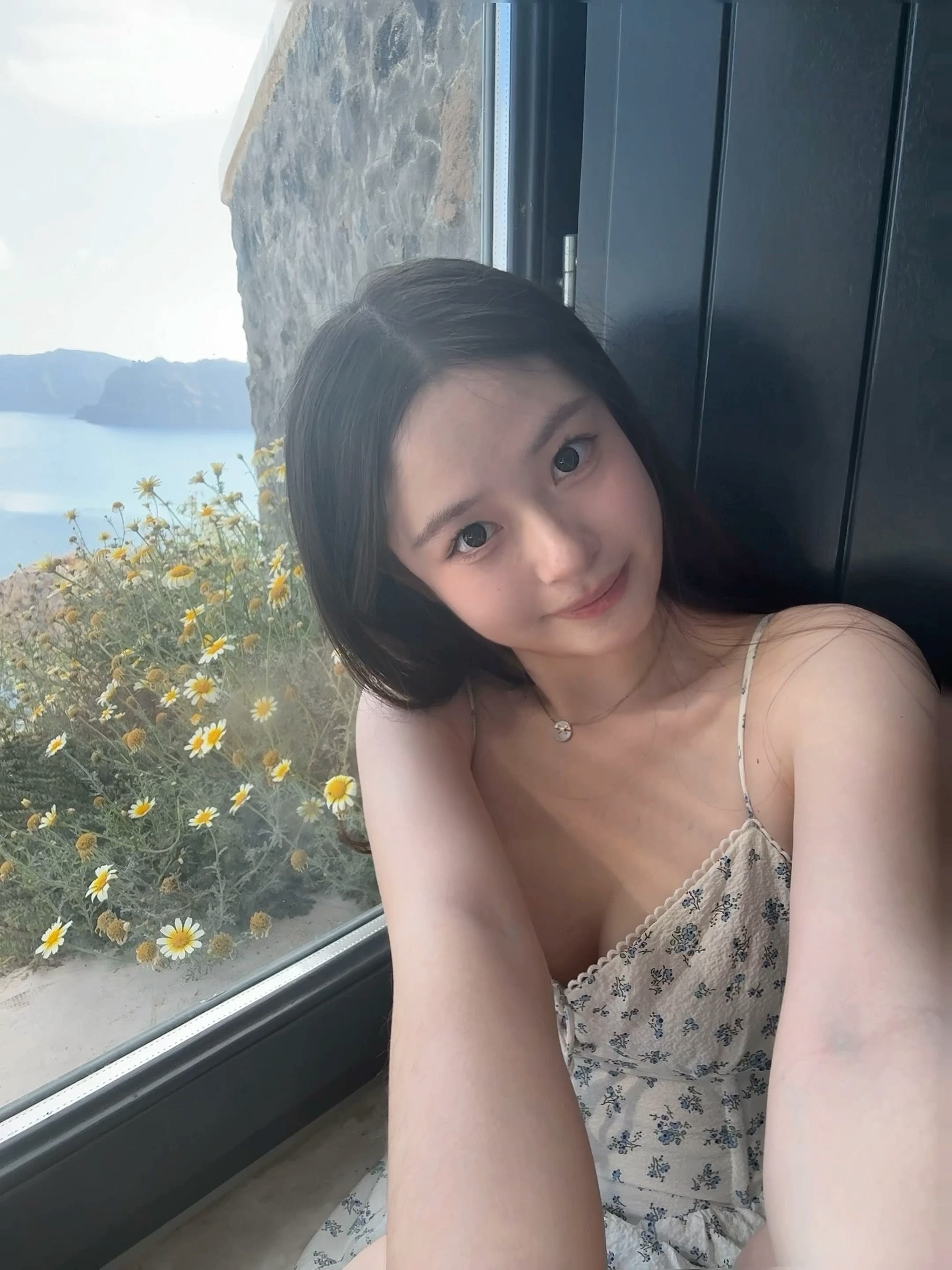 🇬🇷 Santorini Recap 复活节的尾巴去希腊啦，圣托里尼作为最后一站真的非常值得🥹
我们订了Oia的民宿，每天睡到自然醒，慢悠悠地逛蓝白小镇，随便走走都像明信片～
落地就租了车环岛自驾，开去了黑沙滩和灯塔，圣托里尼不仅只有蓝白！晚上从Fira开回Oia的路上，偶然发现满天繁星，一点都不输泰德峰
回到民宿坐在泳池边和大家一起喝酒吹风听歌聊天，希腊也许还会再来，但那一刻22岁的我们永远定格🤍
#留学英国 #ootd #英国留学生#圣托里尼 #希腊 #travel #海岛游 #plog @Graceyyy