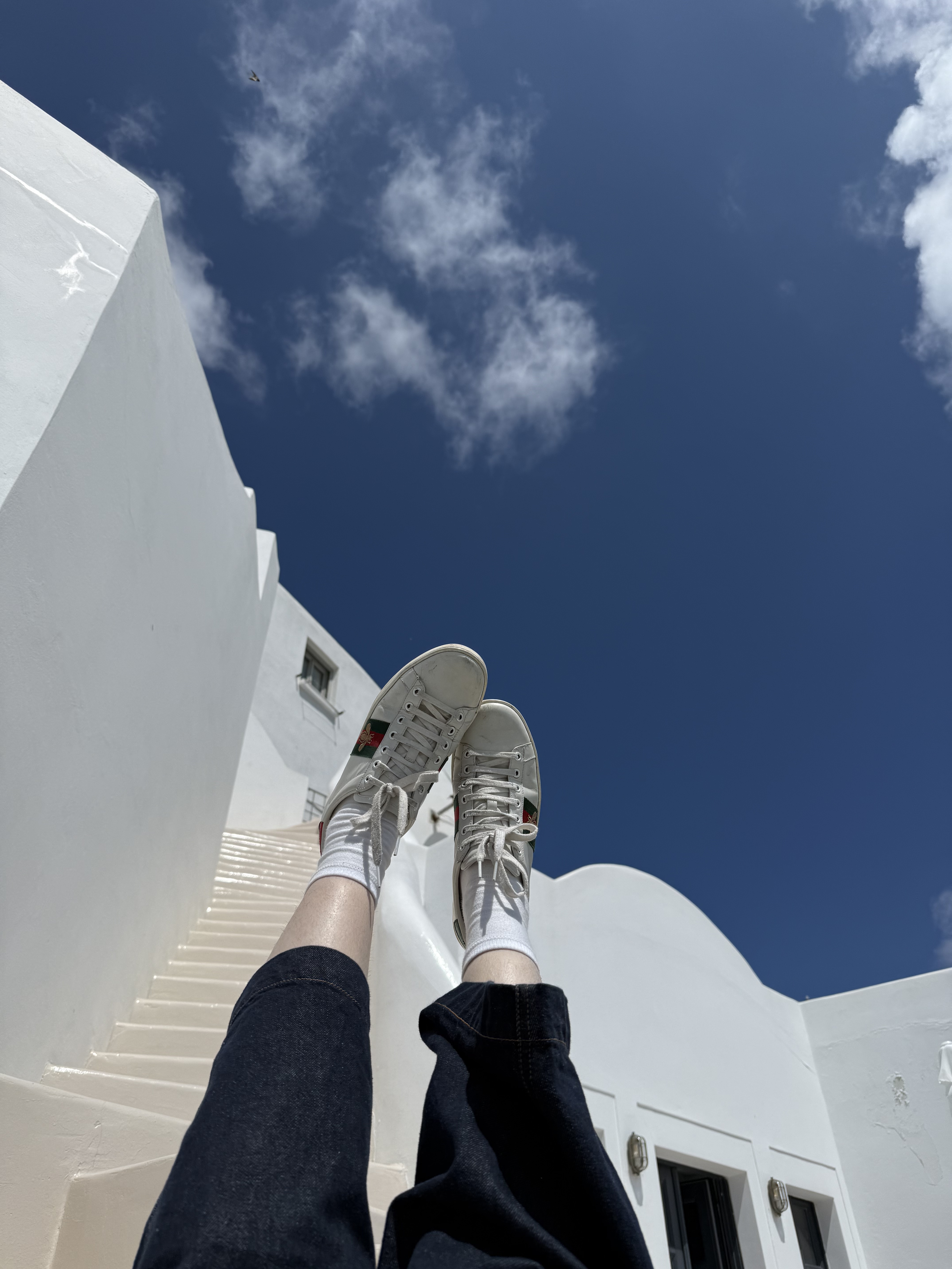 🇬🇷 Santorini Recap 复活节的尾巴去希腊啦，圣托里尼作为最后一站真的非常值得🥹
我们订了Oia的民宿，每天睡到自然醒，慢悠悠地逛蓝白小镇，随便走走都像明信片～
落地就租了车环岛自驾，开去了黑沙滩和灯塔，圣托里尼不仅只有蓝白！晚上从Fira开回Oia的路上，偶然发现满天繁星，一点都不输泰德峰
回到民宿坐在泳池边和大家一起喝酒吹风听歌聊天，希腊也许还会再来，但那一刻22岁的我们永远定格🤍
#留学英国 #ootd #英国留学生#圣托里尼 #希腊 #travel #海岛游 #plog @Graceyyy