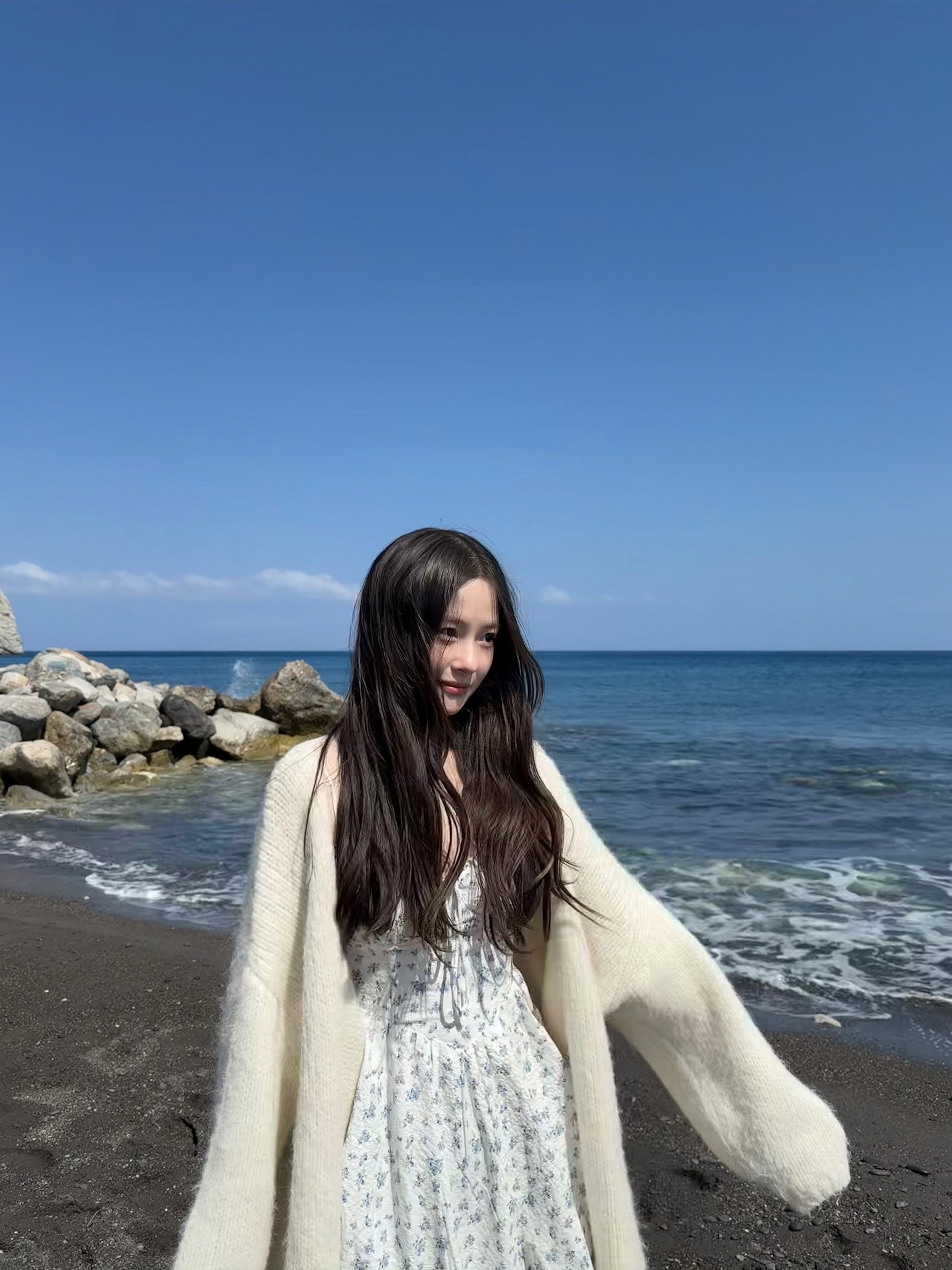 🇬🇷 Santorini Recap 复活节的尾巴去希腊啦，圣托里尼作为最后一站真的非常值得🥹
我们订了Oia的民宿，每天睡到自然醒，慢悠悠地逛蓝白小镇，随便走走都像明信片～
落地就租了车环岛自驾，开去了黑沙滩和灯塔，圣托里尼不仅只有蓝白！晚上从Fira开回Oia的路上，偶然发现满天繁星，一点都不输泰德峰
回到民宿坐在泳池边和大家一起喝酒吹风听歌聊天，希腊也许还会再来，但那一刻22岁的我们永远定格🤍
#留学英国 #ootd #英国留学生#圣托里尼 #希腊 #travel #海岛游 #plog @Graceyyy