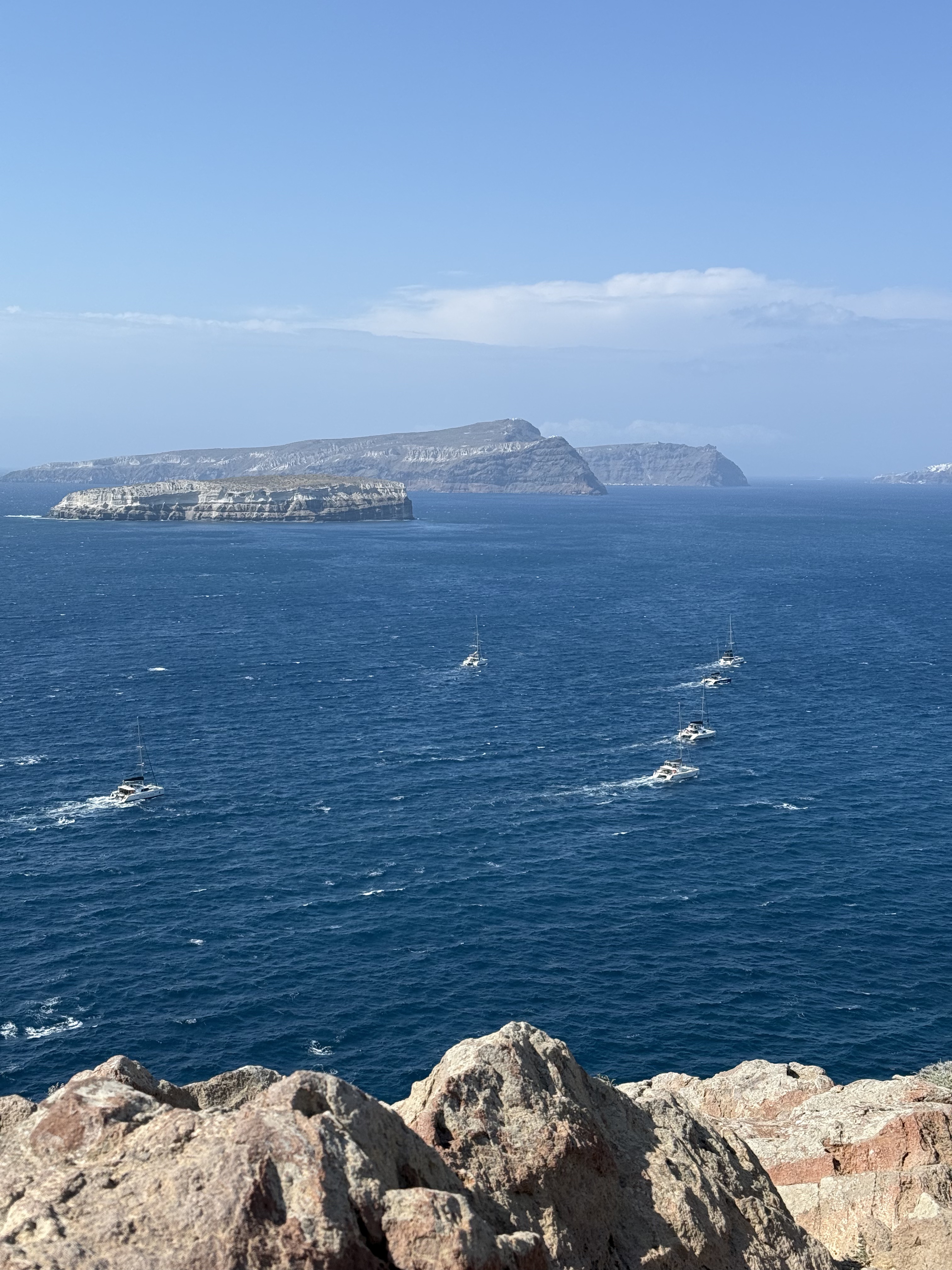 🇬🇷 Santorini Recap 复活节的尾巴去希腊啦，圣托里尼作为最后一站真的非常值得🥹
我们订了Oia的民宿，每天睡到自然醒，慢悠悠地逛蓝白小镇，随便走走都像明信片～
落地就租了车环岛自驾，开去了黑沙滩和灯塔，圣托里尼不仅只有蓝白！晚上从Fira开回Oia的路上，偶然发现满天繁星，一点都不输泰德峰
回到民宿坐在泳池边和大家一起喝酒吹风听歌聊天，希腊也许还会再来，但那一刻22岁的我们永远定格🤍
#留学英国 #ootd #英国留学生#圣托里尼 #希腊 #travel #海岛游 #plog @Graceyyy