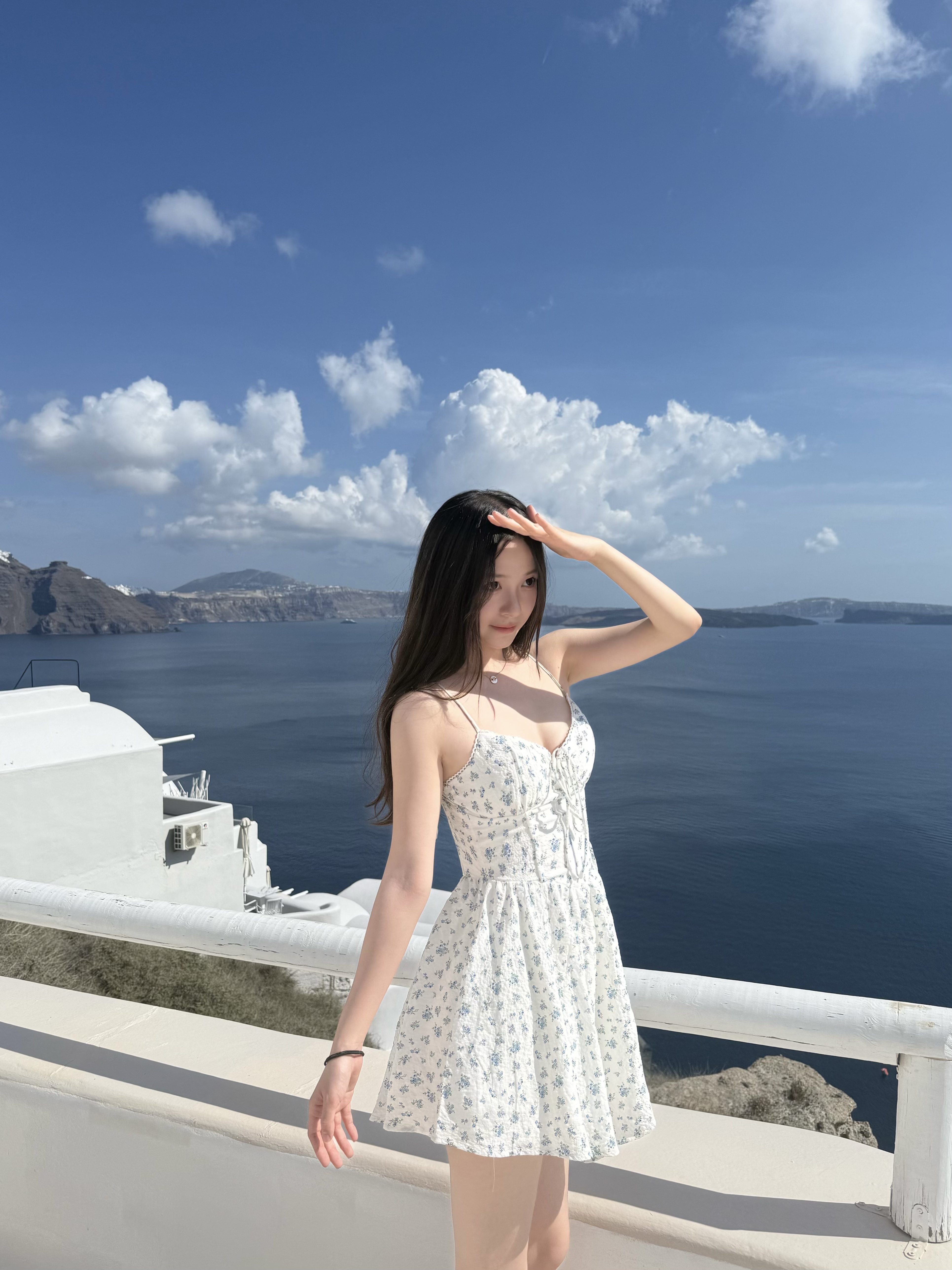 🇬🇷 Santorini Recap 复活节的尾巴去希腊啦，圣托里尼作为最后一站真的非常值得🥹
我们订了Oia的民宿，每天睡到自然醒，慢悠悠地逛蓝白小镇，随便走走都像明信片～
落地就租了车环岛自驾，开去了黑沙滩和灯塔，圣托里尼不仅只有蓝白！晚上从Fira开回Oia的路上，偶然发现满天繁星，一点都不输泰德峰
回到民宿坐在泳池边和大家一起喝酒吹风听歌聊天，希腊也许还会再来，但那一刻22岁的我们永远定格🤍
#留学英国 #ootd #英国留学生#圣托里尼 #希腊 #travel #海岛游 #plog @Graceyyy