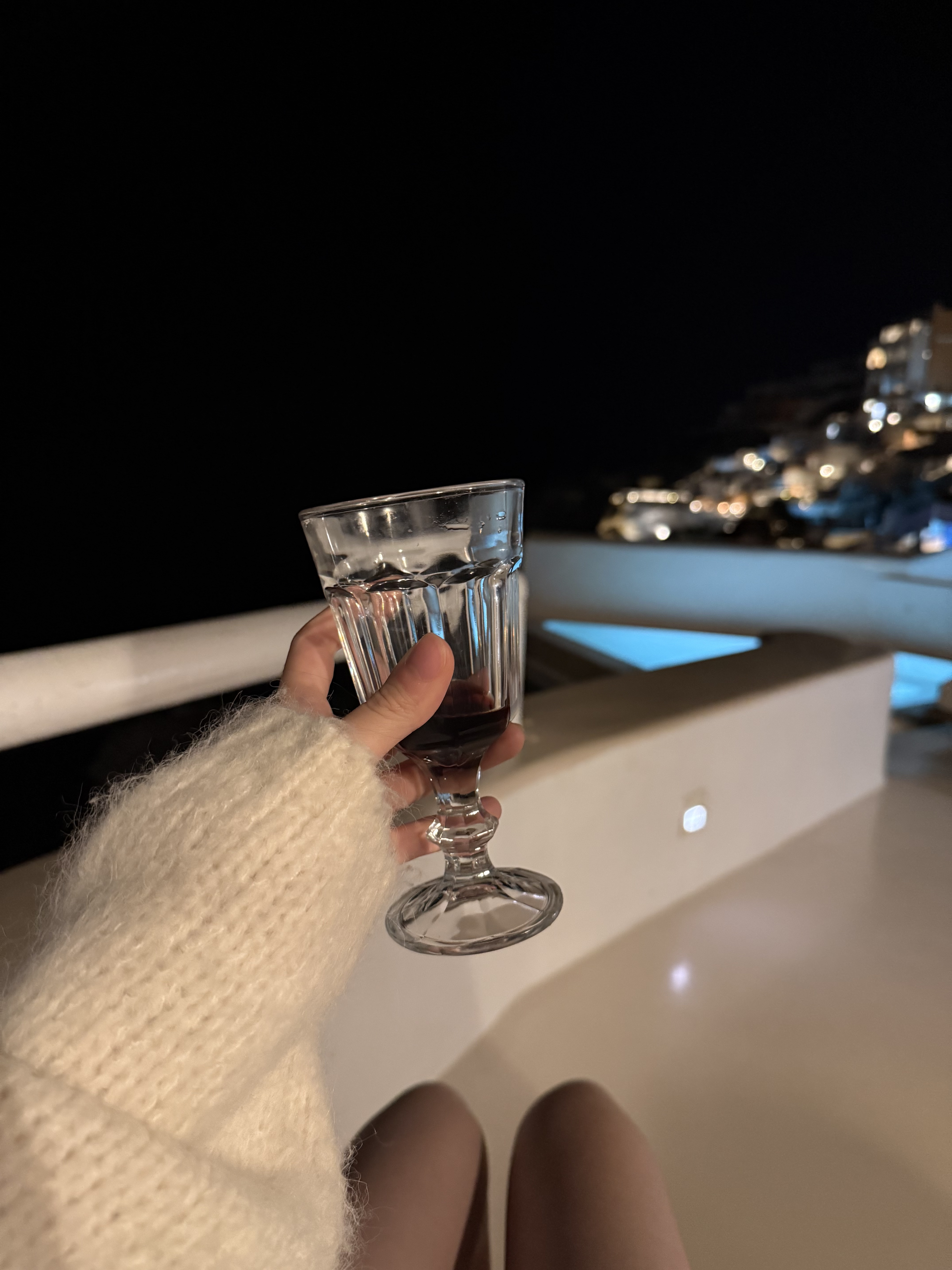 🇬🇷 Santorini Recap 复活节的尾巴去希腊啦，圣托里尼作为最后一站真的非常值得🥹
我们订了Oia的民宿，每天睡到自然醒，慢悠悠地逛蓝白小镇，随便走走都像明信片～
落地就租了车环岛自驾，开去了黑沙滩和灯塔，圣托里尼不仅只有蓝白！晚上从Fira开回Oia的路上，偶然发现满天繁星，一点都不输泰德峰
回到民宿坐在泳池边和大家一起喝酒吹风听歌聊天，希腊也许还会再来，但那一刻22岁的我们永远定格🤍
#留学英国 #ootd #英国留学生#圣托里尼 #希腊 #travel #海岛游 #plog @Graceyyy