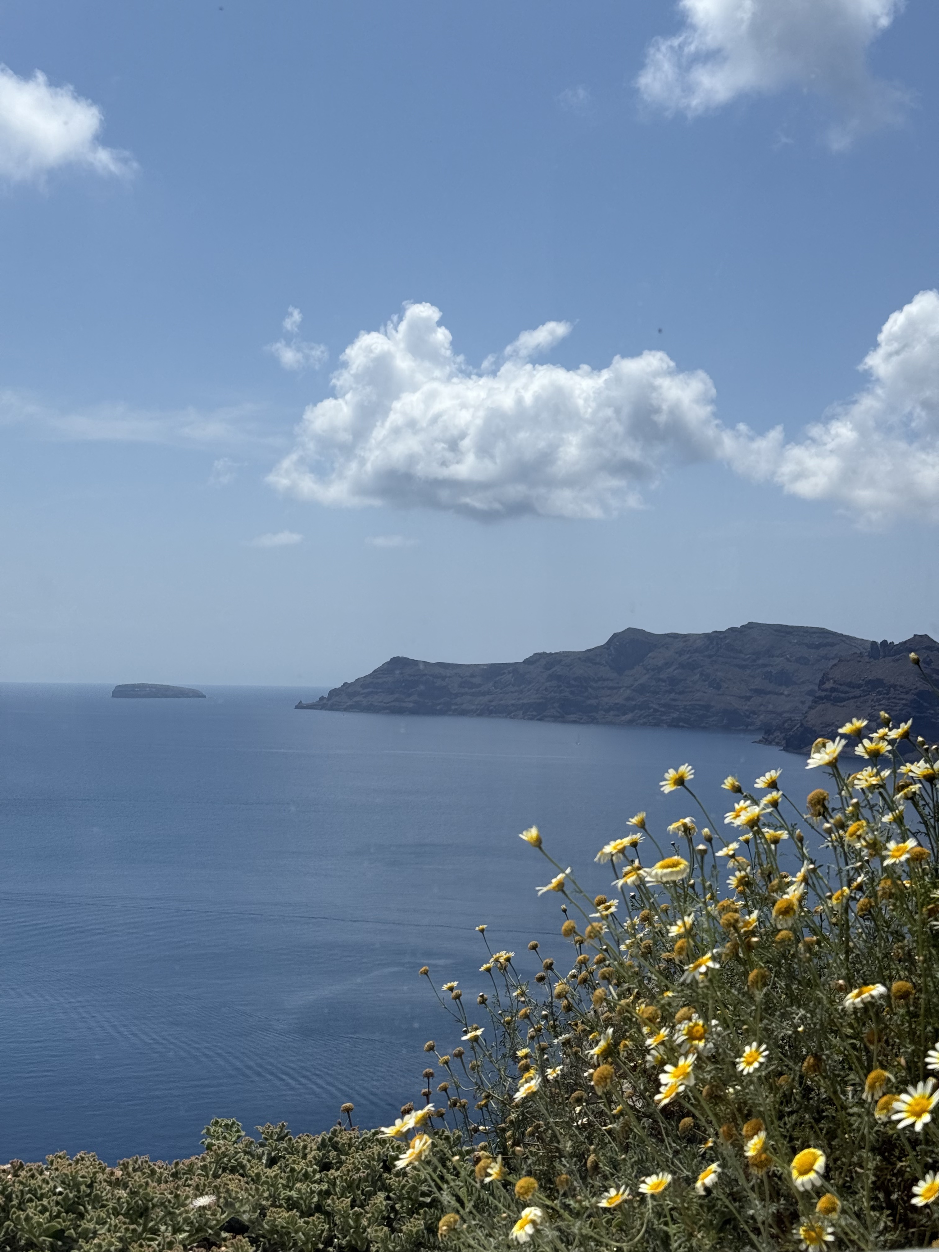 🇬🇷 Santorini Recap 复活节的尾巴去希腊啦，圣托里尼作为最后一站真的非常值得🥹
我们订了Oia的民宿，每天睡到自然醒，慢悠悠地逛蓝白小镇，随便走走都像明信片～
落地就租了车环岛自驾，开去了黑沙滩和灯塔，圣托里尼不仅只有蓝白！晚上从Fira开回Oia的路上，偶然发现满天繁星，一点都不输泰德峰
回到民宿坐在泳池边和大家一起喝酒吹风听歌聊天，希腊也许还会再来，但那一刻22岁的我们永远定格🤍
#留学英国 #ootd #英国留学生#圣托里尼 #希腊 #travel #海岛游 #plog @Graceyyy